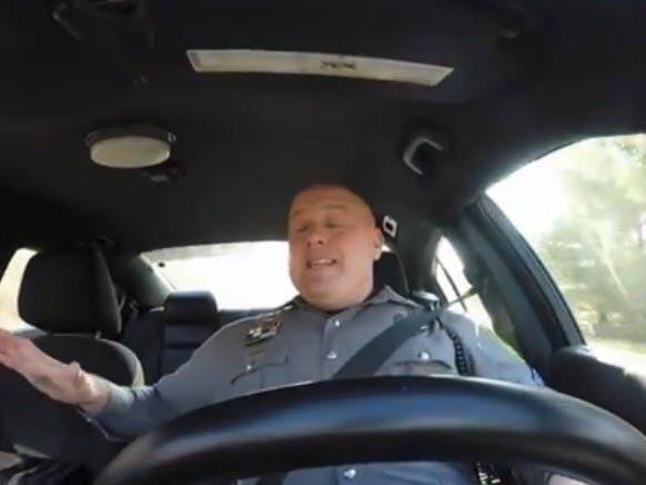 Singender US-Polizist wird zum Internet-Hit.