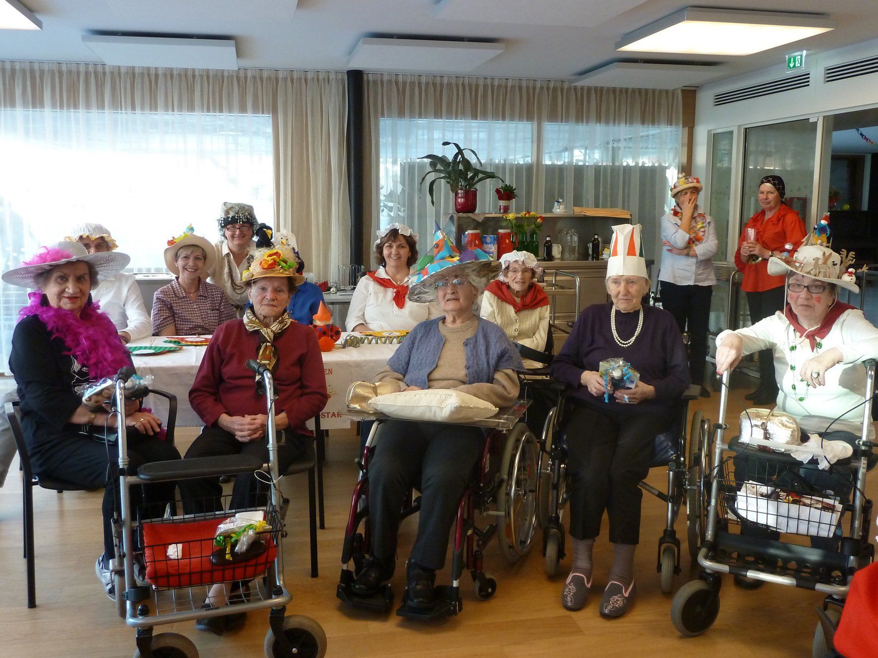 Gut behütet – Die Bewohner/-innen in Faschingsstimmung Gut behütet – Die Bewohner/-innen in Faschingsstimmung