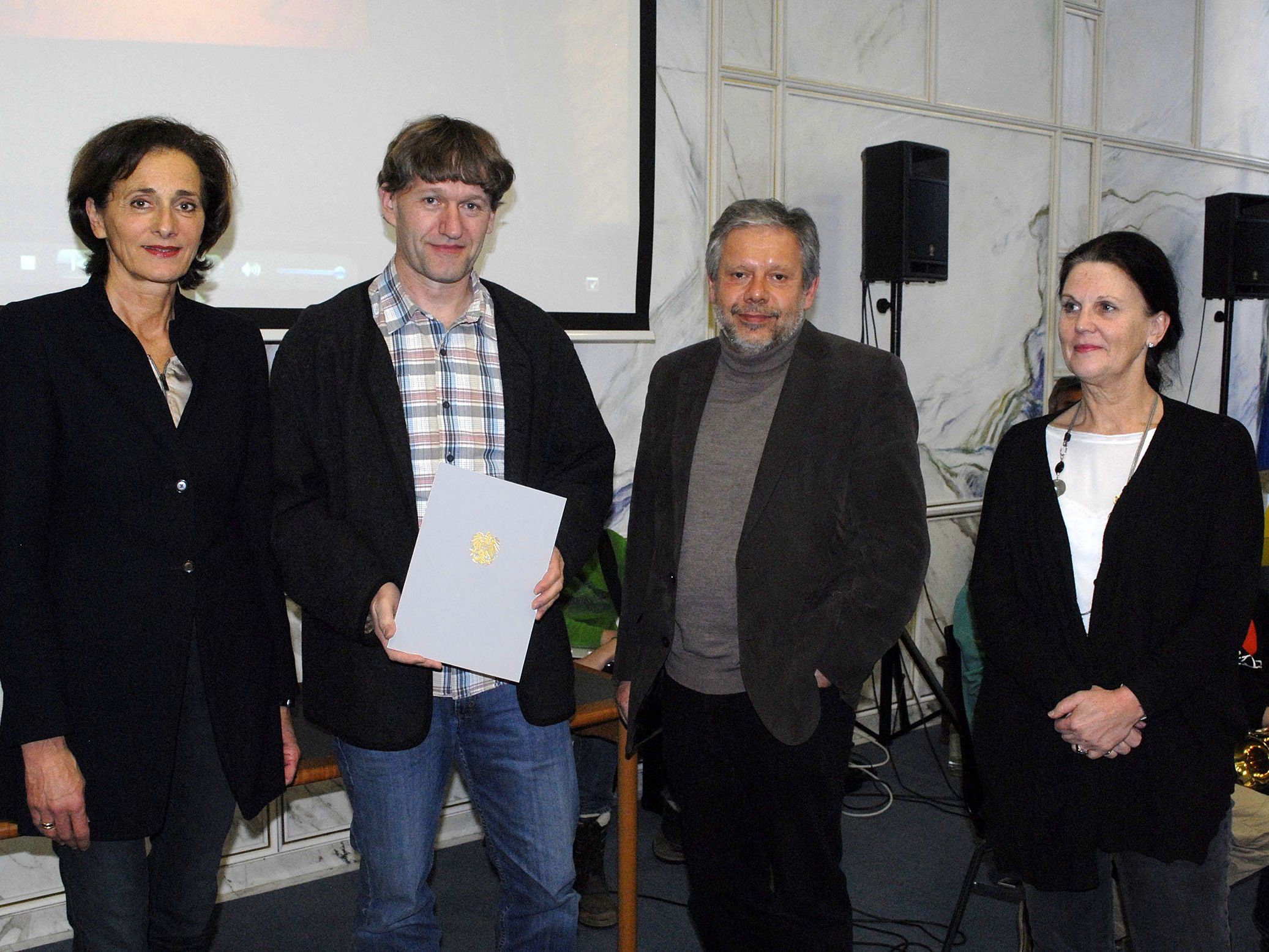 Auszeichnung für die Neue Mittelschule Götzis im Montfortsaal des Landhauses in Bregenz Auszeichnung für die Neue Mittelschule Götzis im Montfortsaal des Landhauses in Bregenz