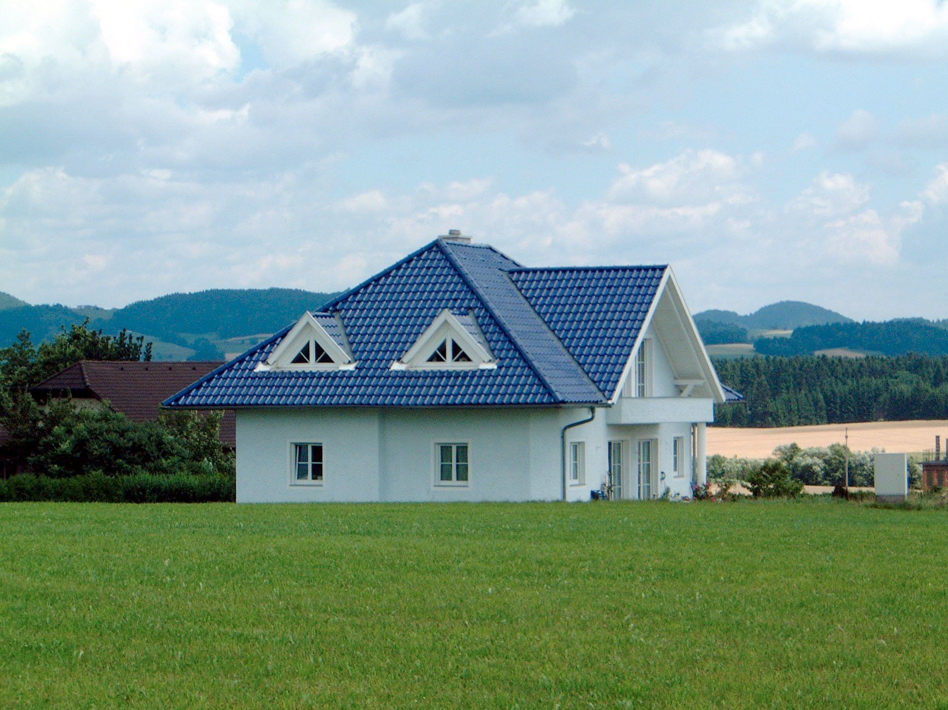 Ihr Hausdach sollten sie regelmäßig warten lassen. Ihr Hausdach sollten sie regelmäßig warten lassen.