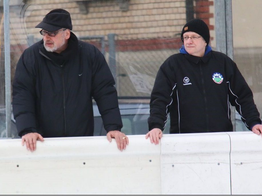 Günther W. Amann (l.) und Betreuer Dietmar Knobel durften im letzten Saisonspiel noch dreizehn Mal jubeln. Günther W. Amann (l.) und Betreuer Dietmar Knobel durften im letzten Saisonspiel noch dreizehn Mal jubeln.