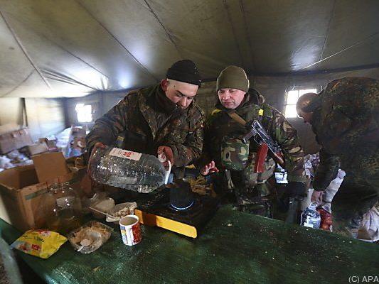 Ukrainische Soldaten in einem Camp nahe Debalzewe