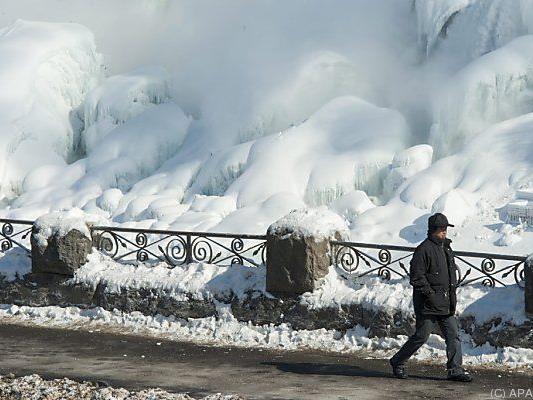 Wassermassen der Niagarafälle teilweise eingefroren