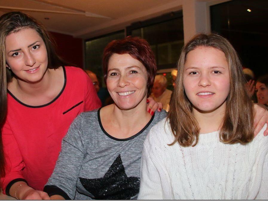 Kapitänin und Vizeobfrau Elke Mähr mit ihren Töchtern Celine und Vanessa durften sich freuen.
