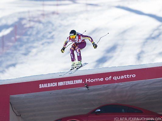 Jansruds Sprung über auffällige Auto-Werbung Jansruds Sprung über auffällige Auto-Werbung