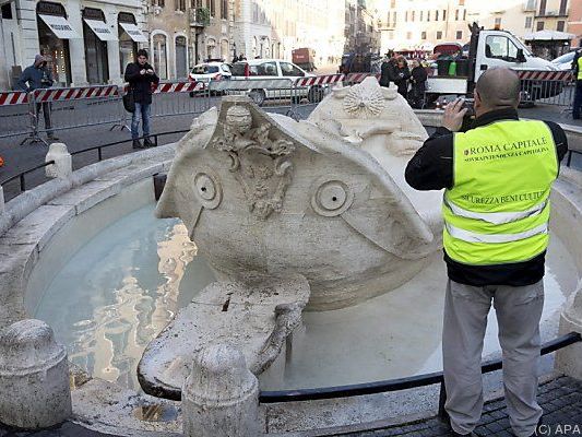 Niederländische Trunkenbolde beschädigten u.a. Brunnen Niederländische Trunkenbolde beschädigten u.a. Brunnen