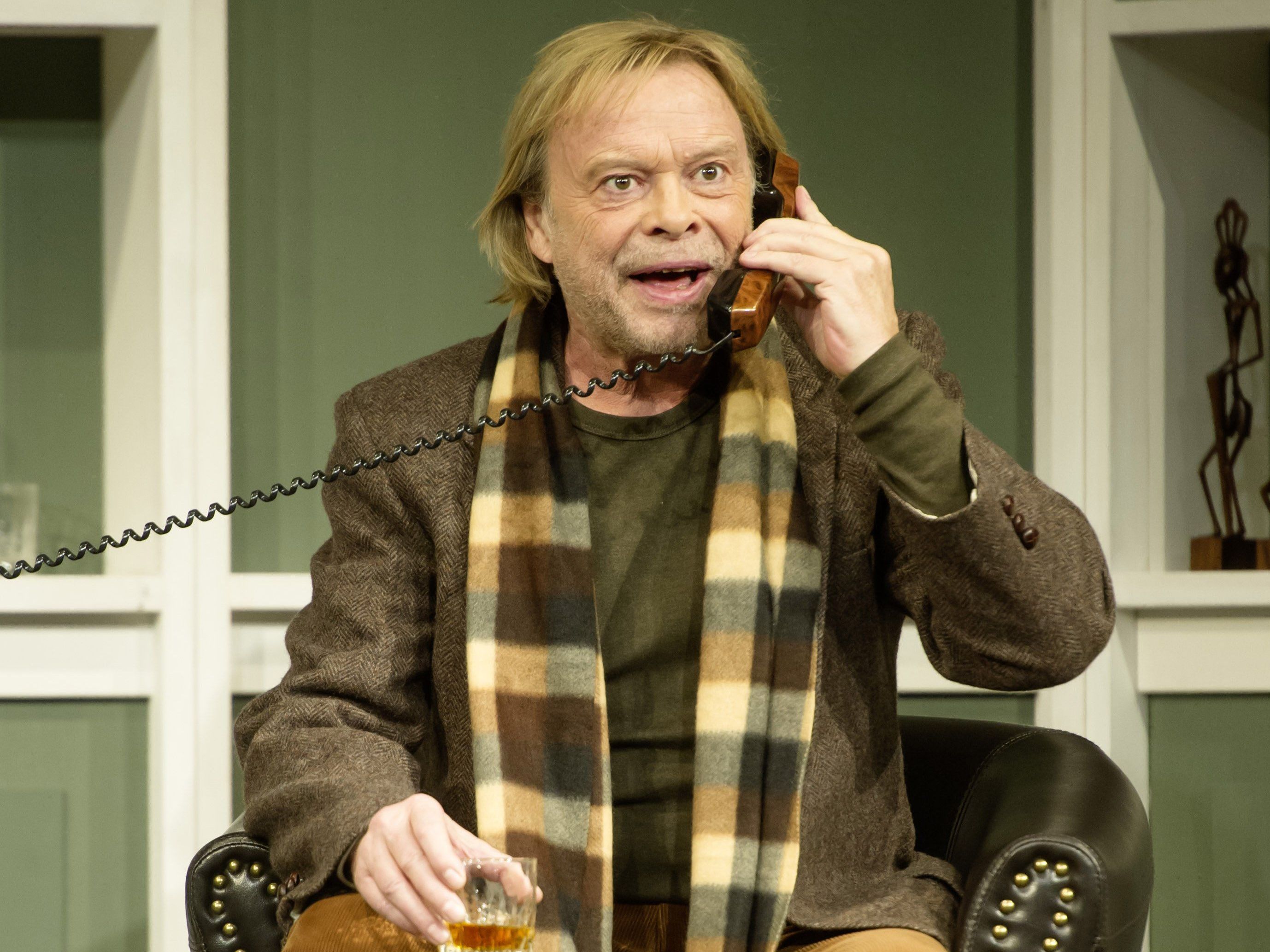 Volker Lechtenbrink als schrulliger Freund seines weißen Hasen Harvey. Volker Lechtenbrink als schrulliger Freund seines weißen Hasen Harvey.
