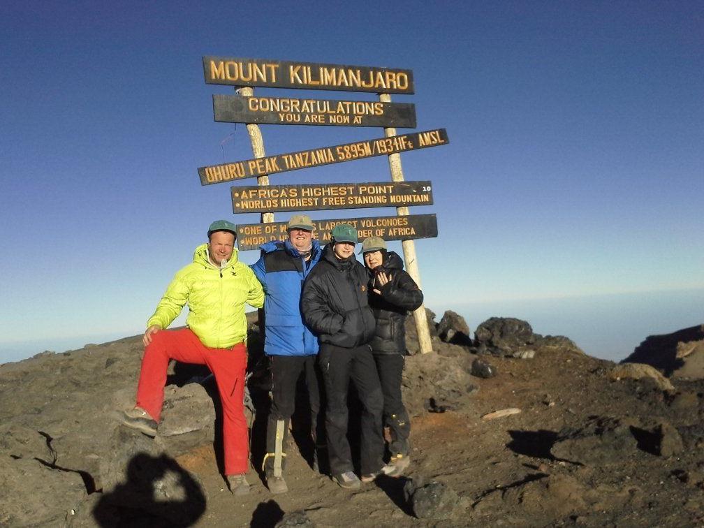 Gipfelsieg am Uhuru Peak Kilimanjaro - 5898m, Carola und Helmut Müller, Brunhilde Vaschauner, Peter Raneburger