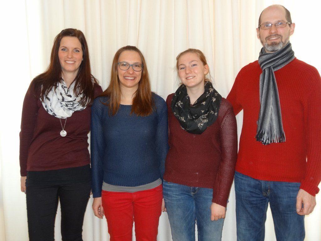 Die neuen Registerführerinnen Lisa Maria Frei, Sinah Scheibenstock und Martina Gabriel mit ihrem Lehrer Peter Engel.