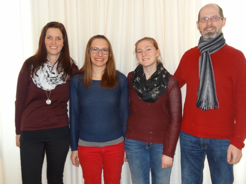 Die neuen Registerführerinnen Lisa Maria Frei, Sinah Scheibenstock und Martina Gabriel mit ihrem Lehrer Peter Engel. Die neuen Registerführerinnen Lisa Maria Frei, Sinah Scheibenstock und Martina Gabriel mit ihrem Lehrer Peter Engel.