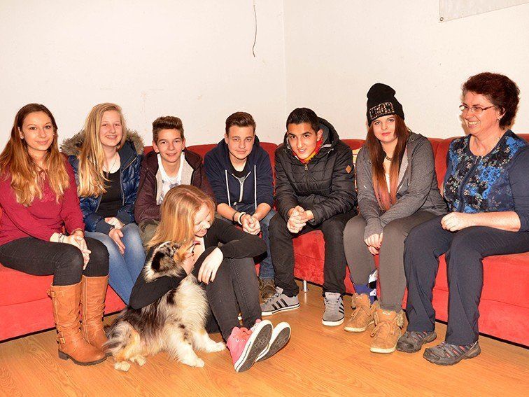 Jugendlichen mit dem Therapiehung Blue Boy Jugendlichen mit dem Therapiehung Blue Boy