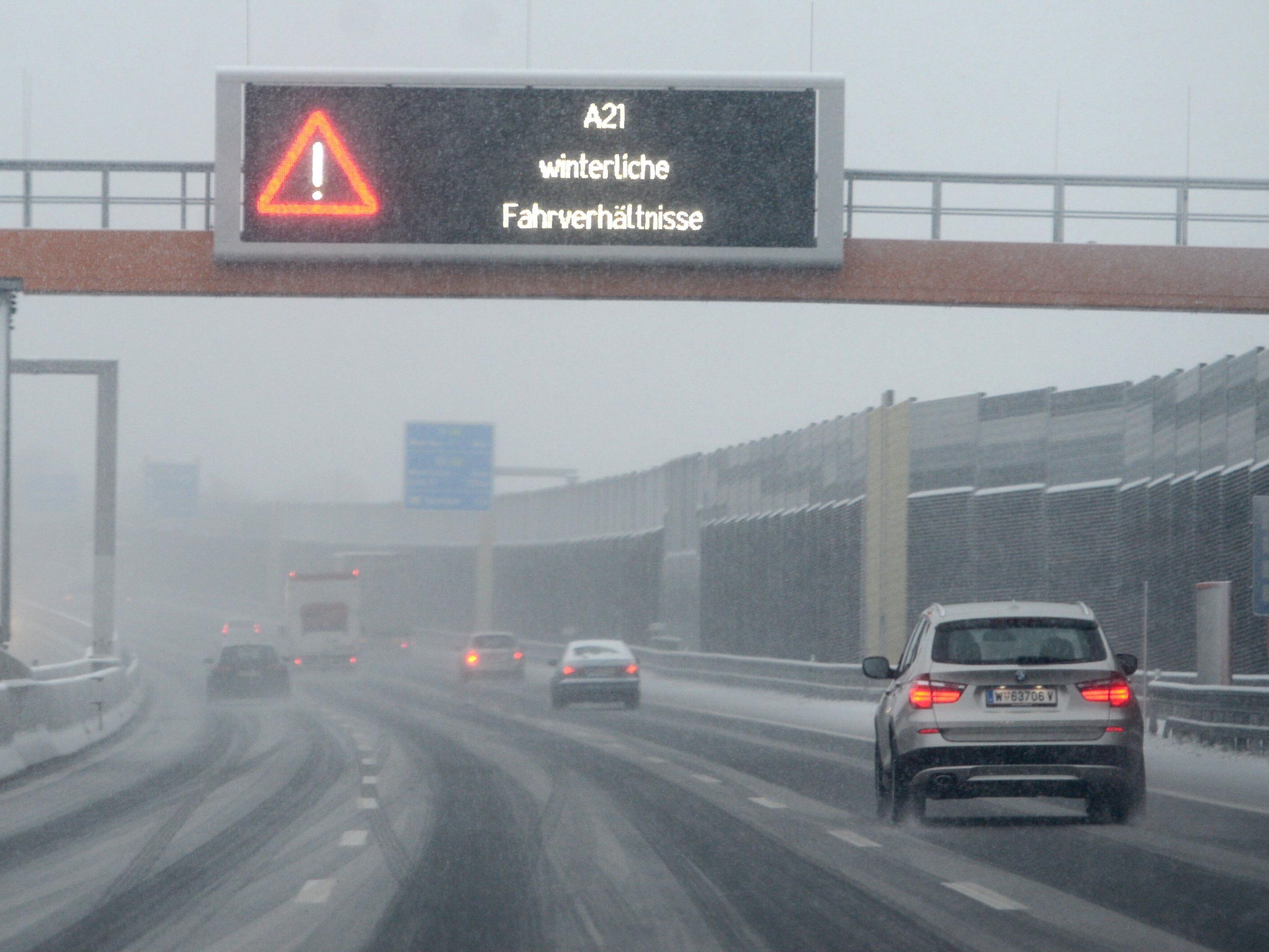 Schneefälle sorgen am Montag für zahlreiche Verkehrsbehinderungen in Wien und NÖ.