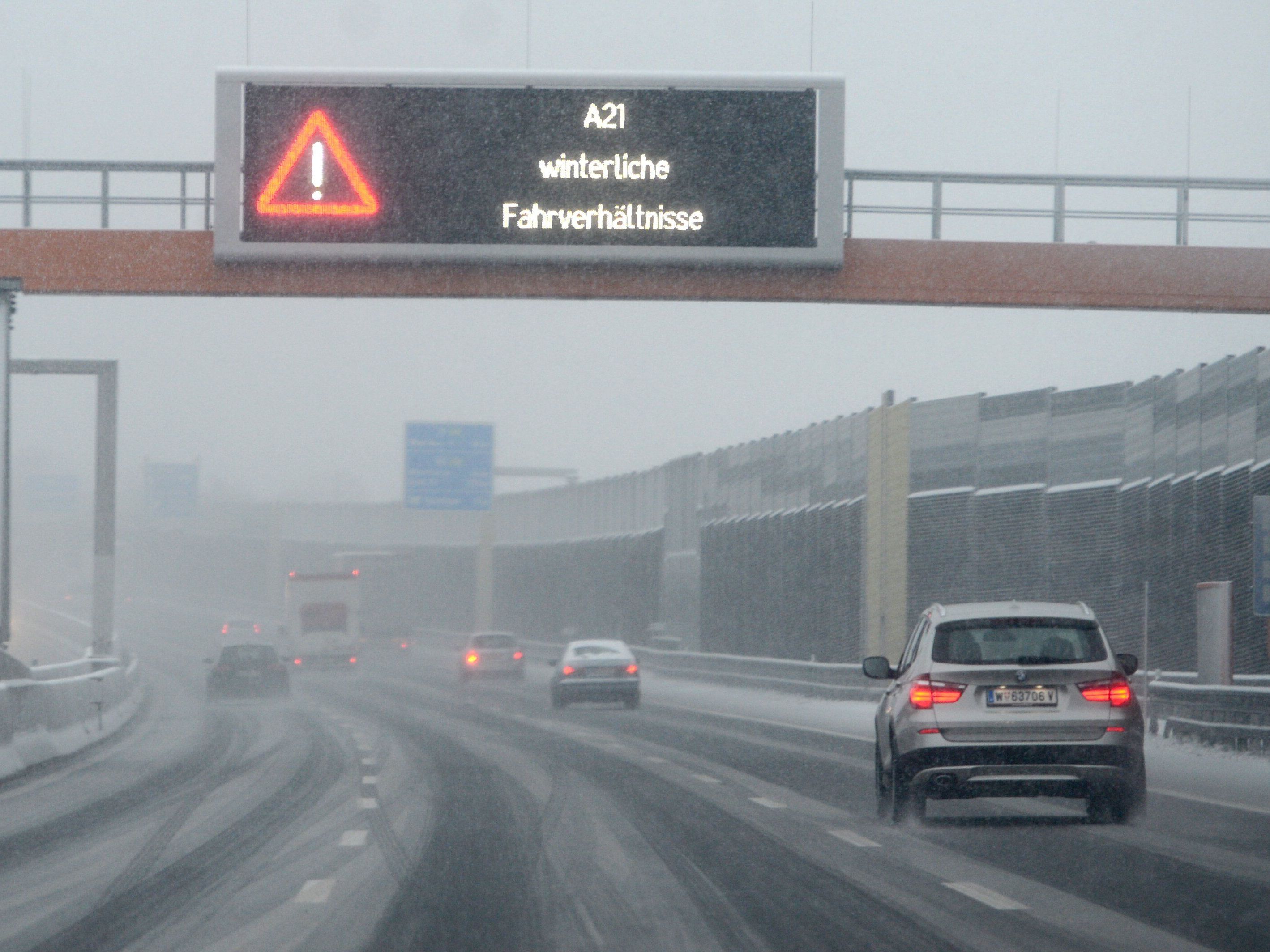 Schneefälle sorgen am Montag für zahlreiche Verkehrsbehinderungen in Wien und NÖ. Schneefälle sorgen am Montag für zahlreiche Verkehrsbehinderungen in Wien und NÖ.