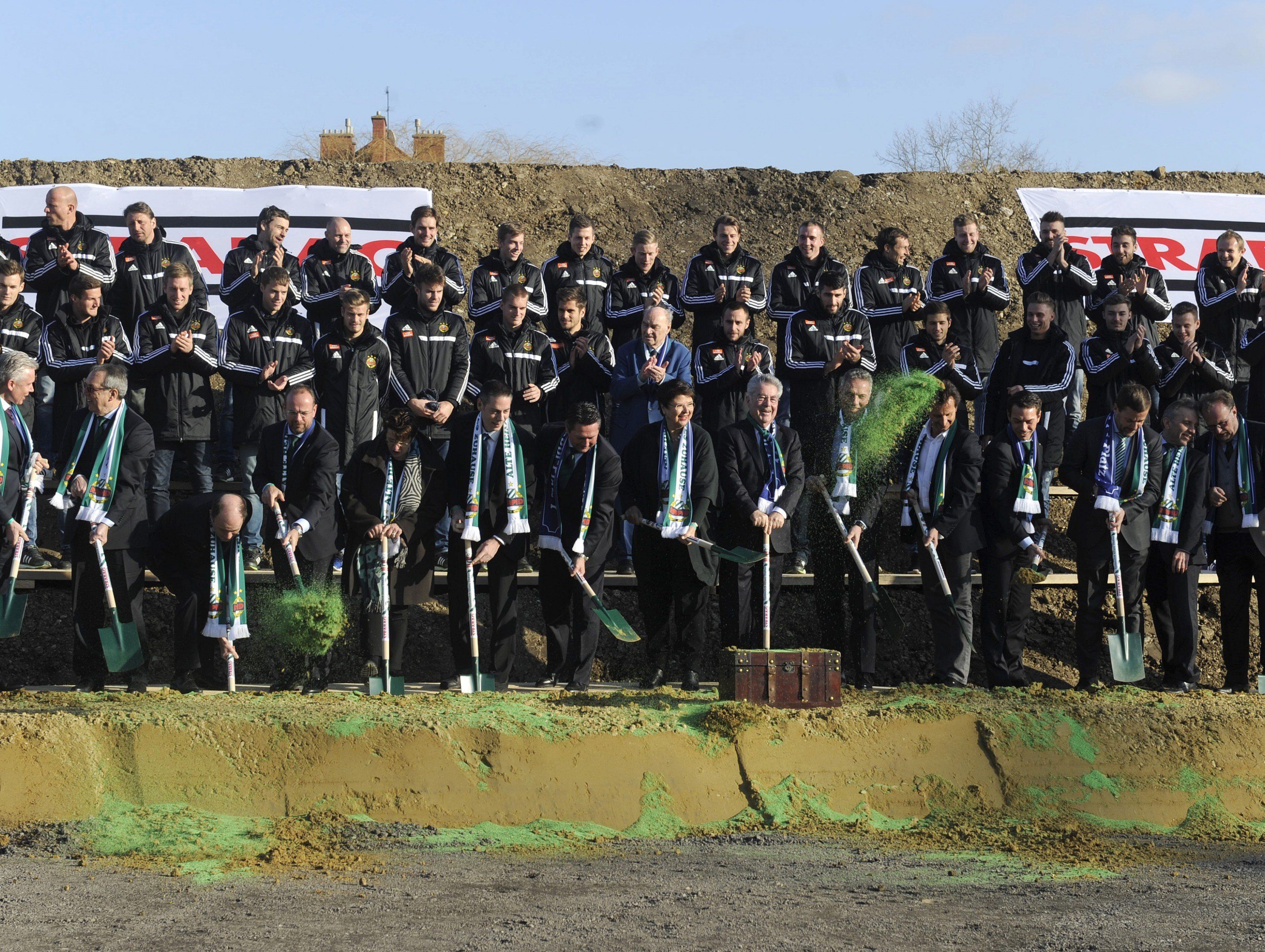 Bundespräsident Heinz Fischer beim Spatenstich zum neuen Allianz-Stadion. Bundespräsident Heinz Fischer beim Spatenstich zum neuen Allianz-Stadion.