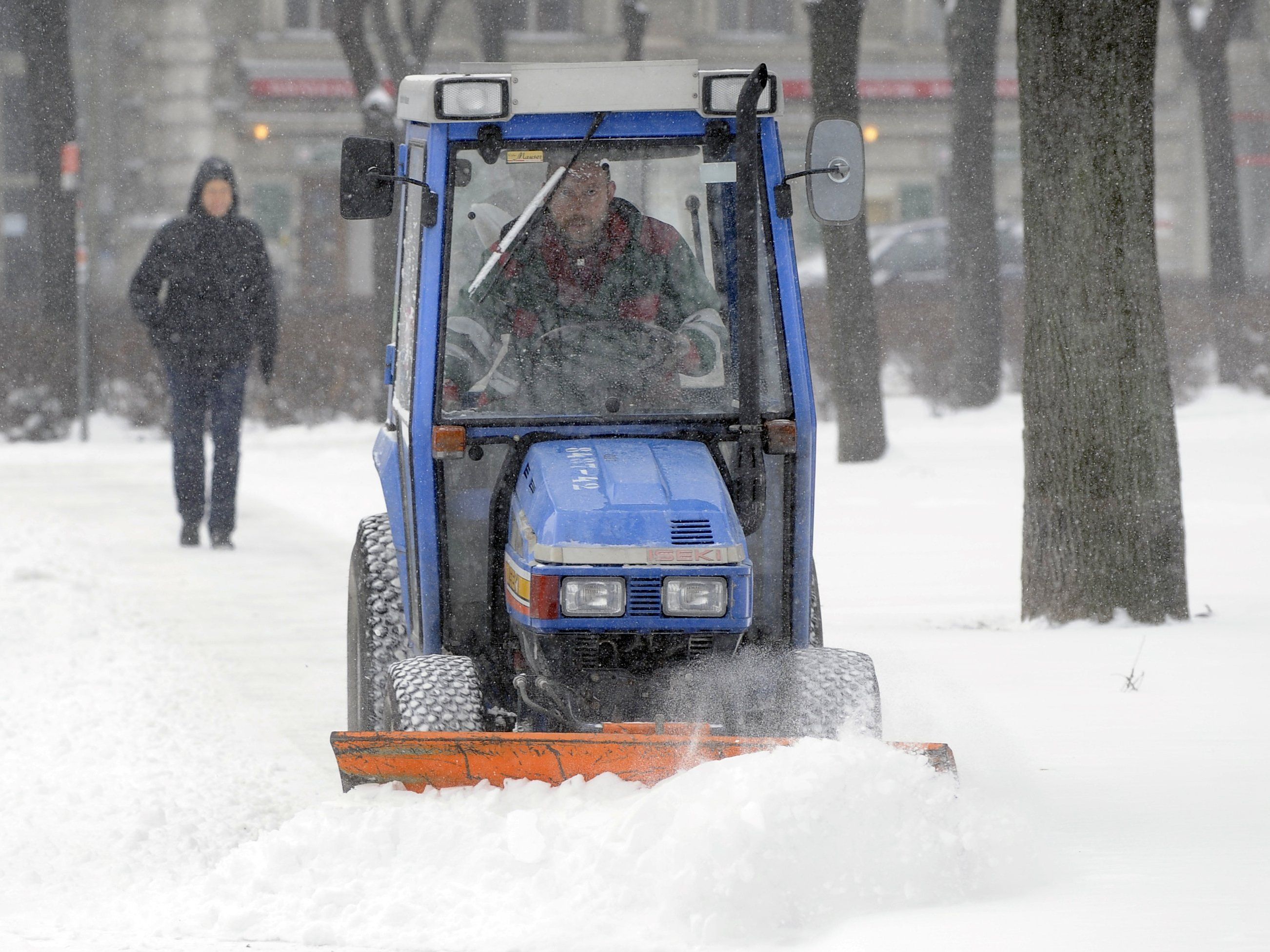 Schnee hält Räumdienste in Wien auf Trab. Schnee hält Räumdienste in Wien auf Trab.