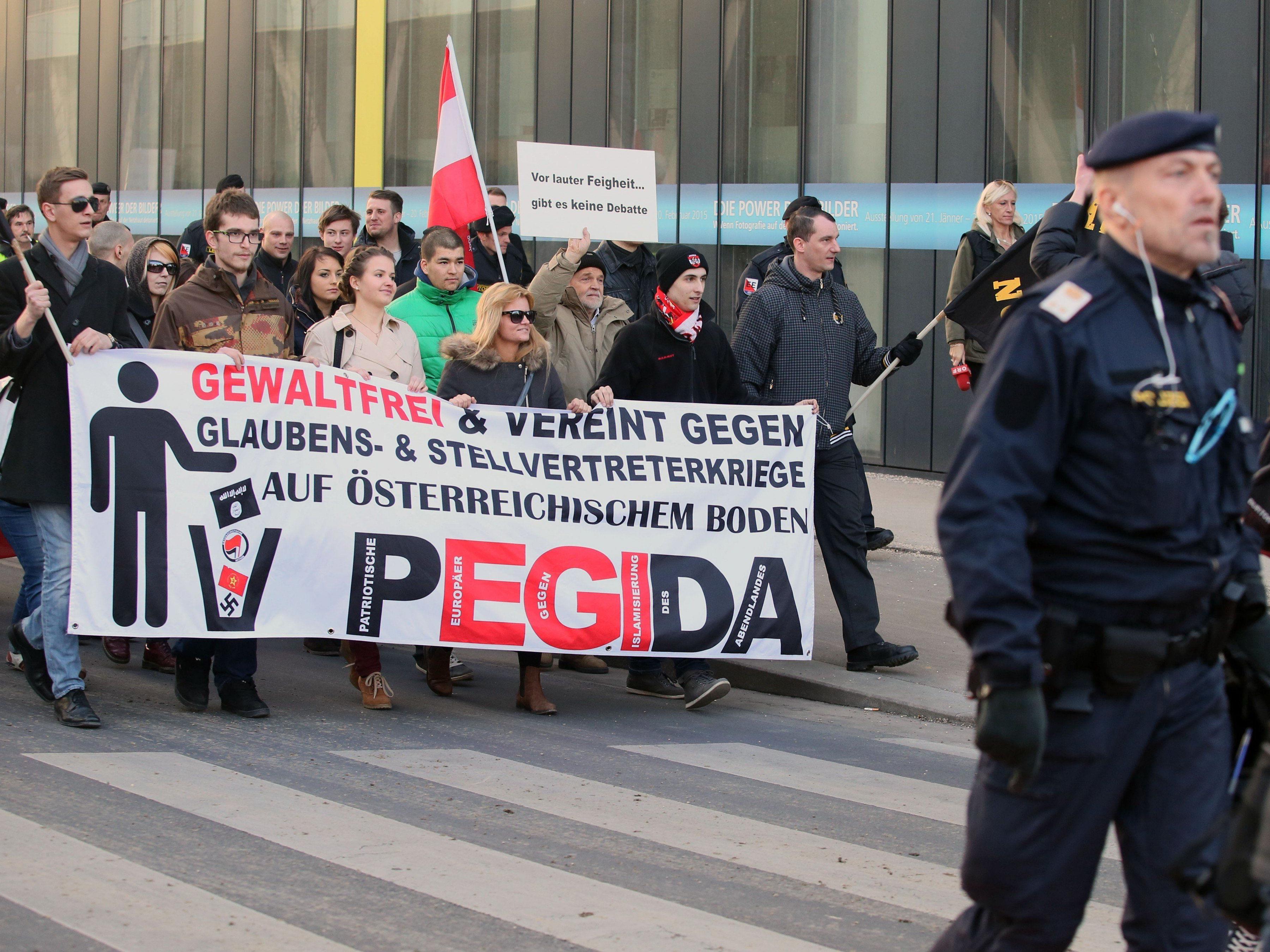 Eine Kundgebung von Pegida-Anhängern am Samstag, 21. Februar 2015 in Linz.
