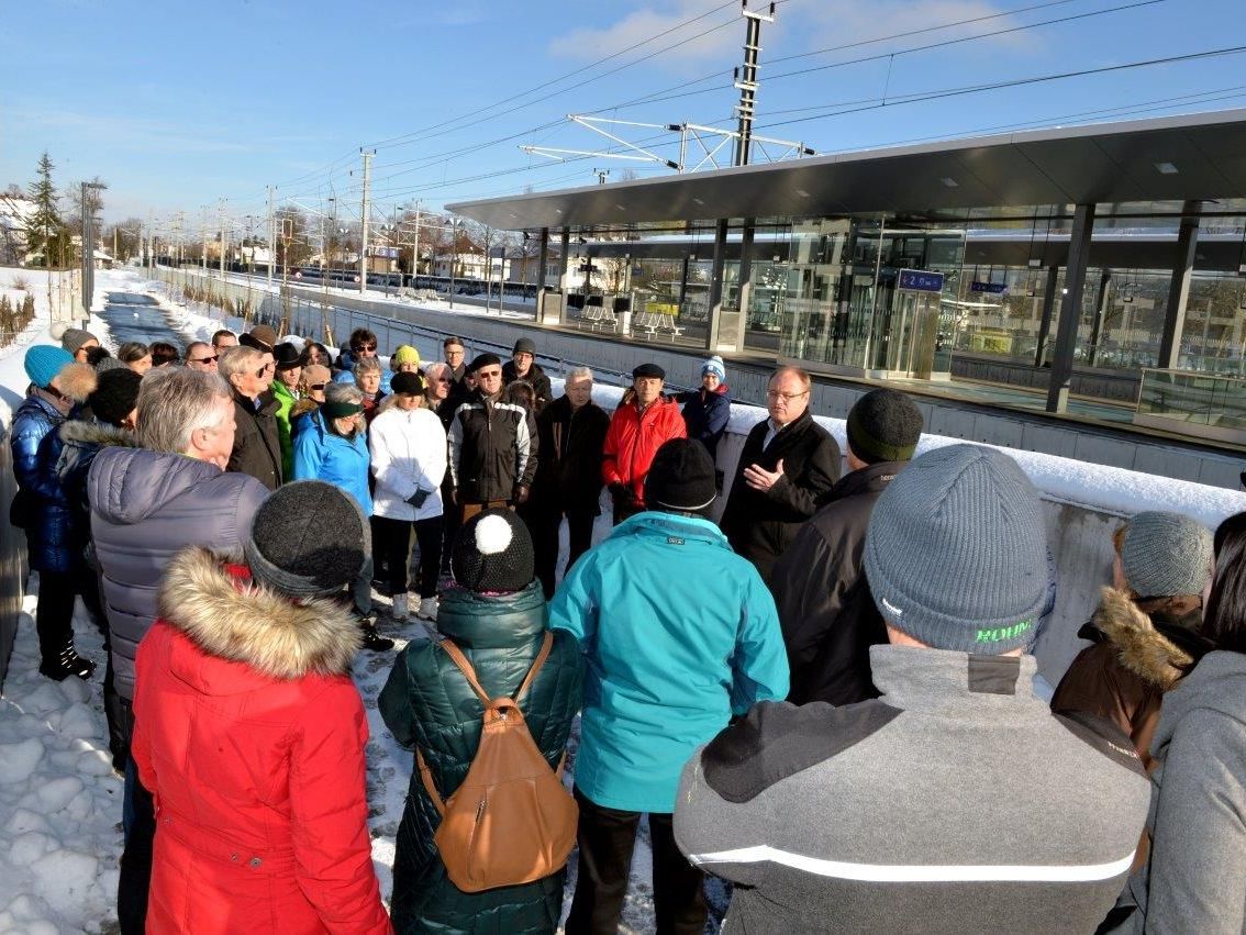 Beim „Neuen Bahnhof Lauterach“ beginnt der erste gemeinsame Dorfrundgang mit Bürgermeister Elmar Rhomberg Beim „Neuen Bahnhof Lauterach“ beginnt der erste gemeinsame Dorfrundgang mit Bürgermeister Elmar Rhomberg