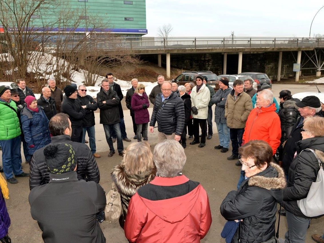 Bei der „Tennisanlage an der Ach“ begann der 3. gemeinsame Dorfrundgang Bei der „Tennisanlage an der Ach“ begann der 3. gemeinsame Dorfrundgang