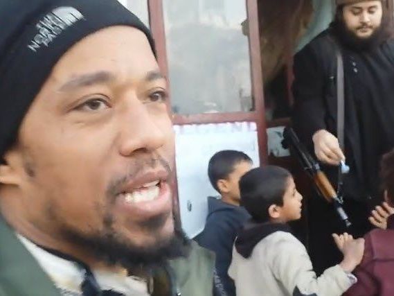 Mohammed M. wirbt mit Zuckerln um Kindergunst. Mohammed M. wirbt mit Zuckerln um Kindergunst.