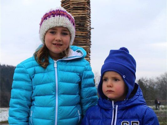 Sofia und Ferdinand halfen tatkräftig beim Bau des Kinderfunkens mit. Sofia und Ferdinand halfen tatkräftig beim Bau des Kinderfunkens mit.