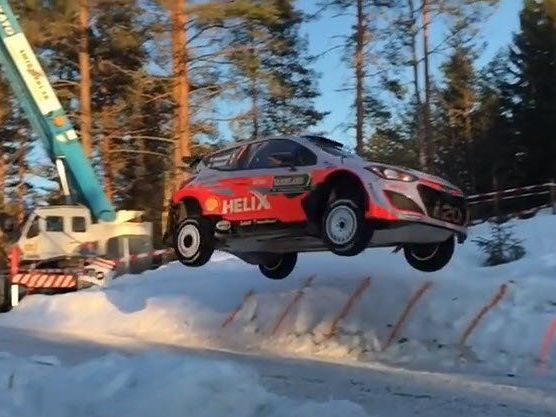 Spektakulärer Flug von Thierry Neuville am Colin's Crest in bei der Schweden-Rally. Spektakulärer Flug von Thierry Neuville am Colin's Crest in bei der Schweden-Rally.