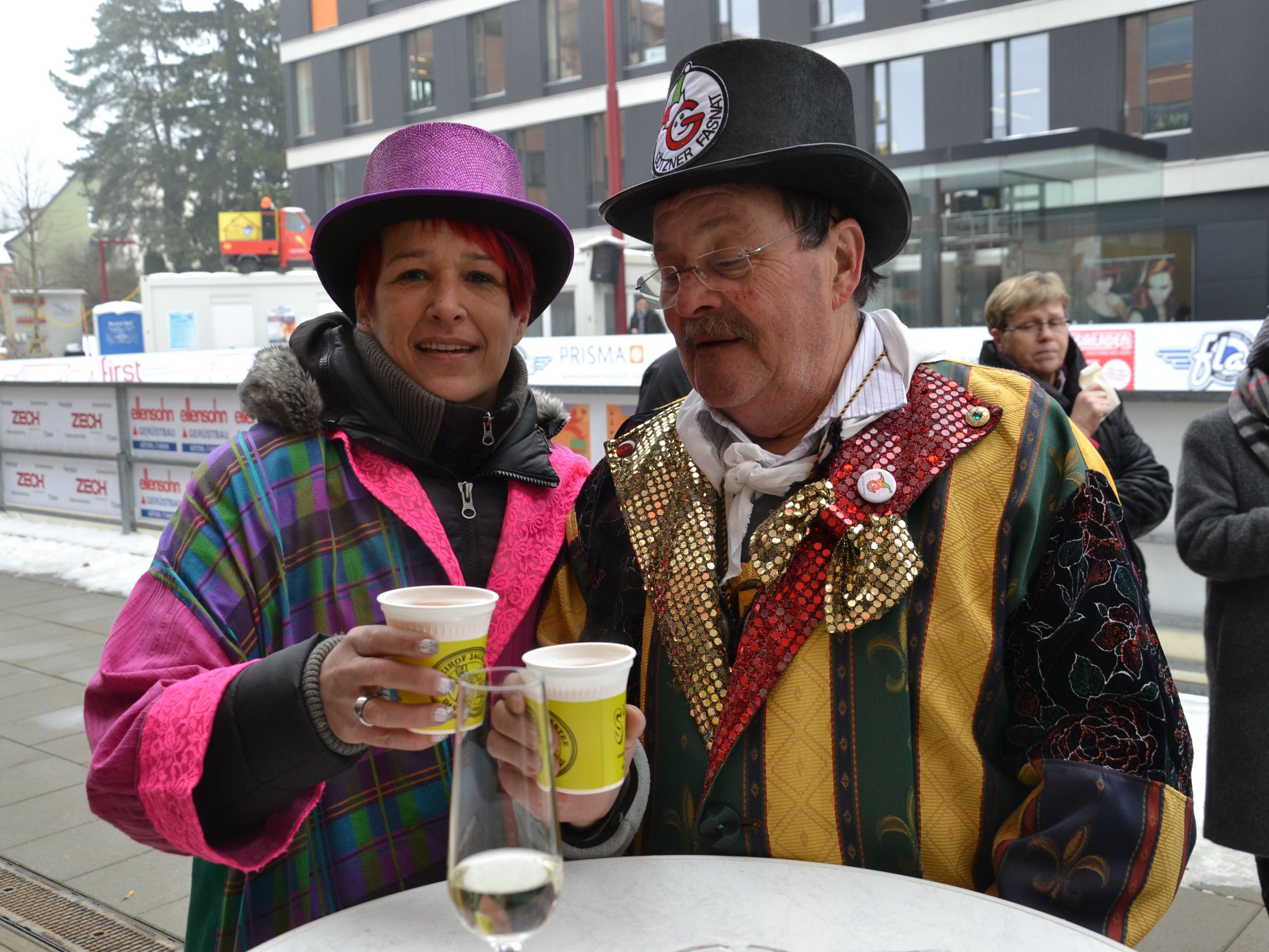 Elke von der Götzner Fasnat und Armin Bell freuten sich über die große Beute Elke von der Götzner Fasnat und Armin Bell freuten sich über die große Beute