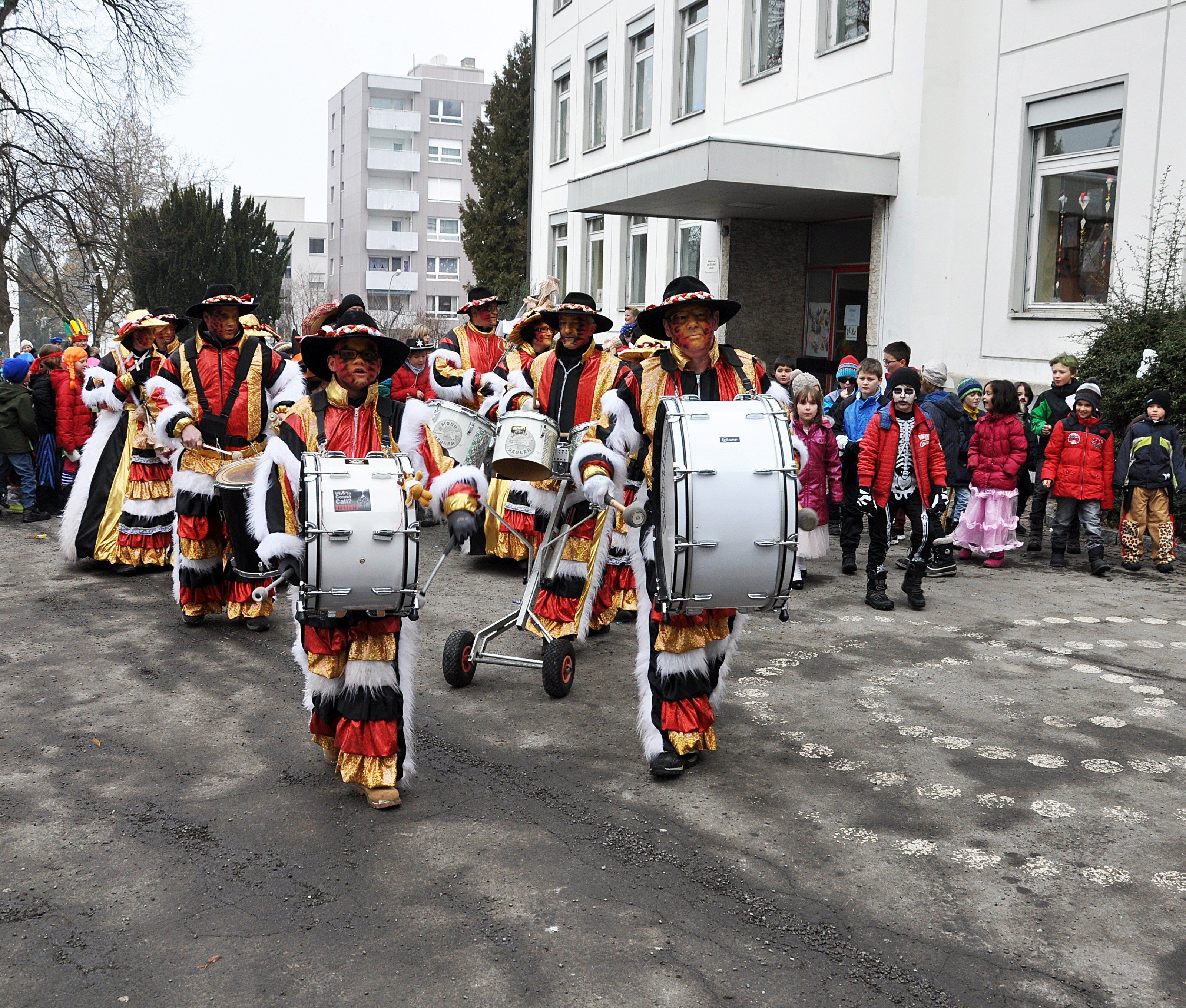 Die Mondheuler machen den Oberdorfer Volksschülern jedes Jahr ihre Aufwartung.