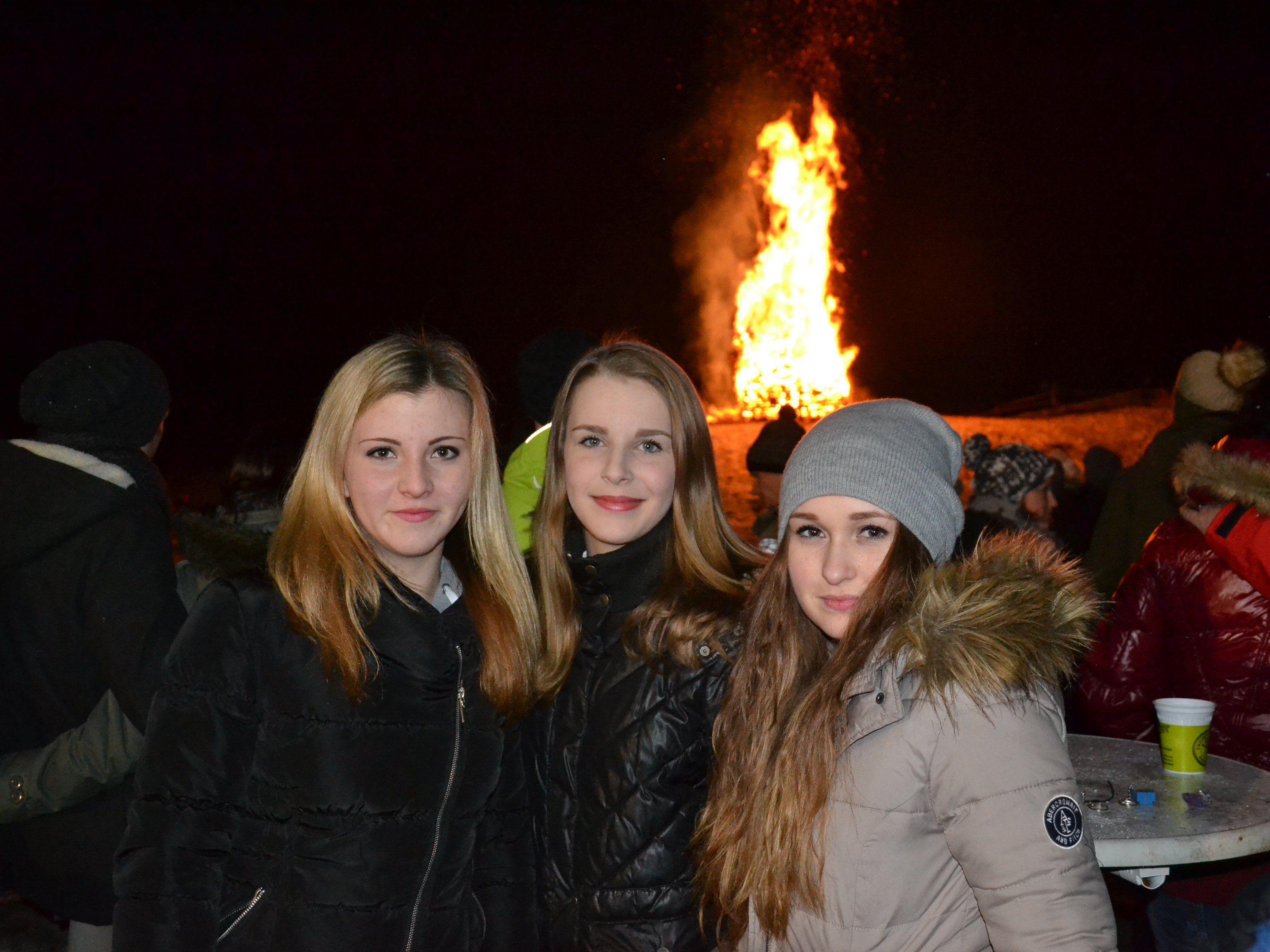 v.l. Valentina Märker, Carina Jaug und Leonie Nachbauer genossen das Fest beim Funkenplatz