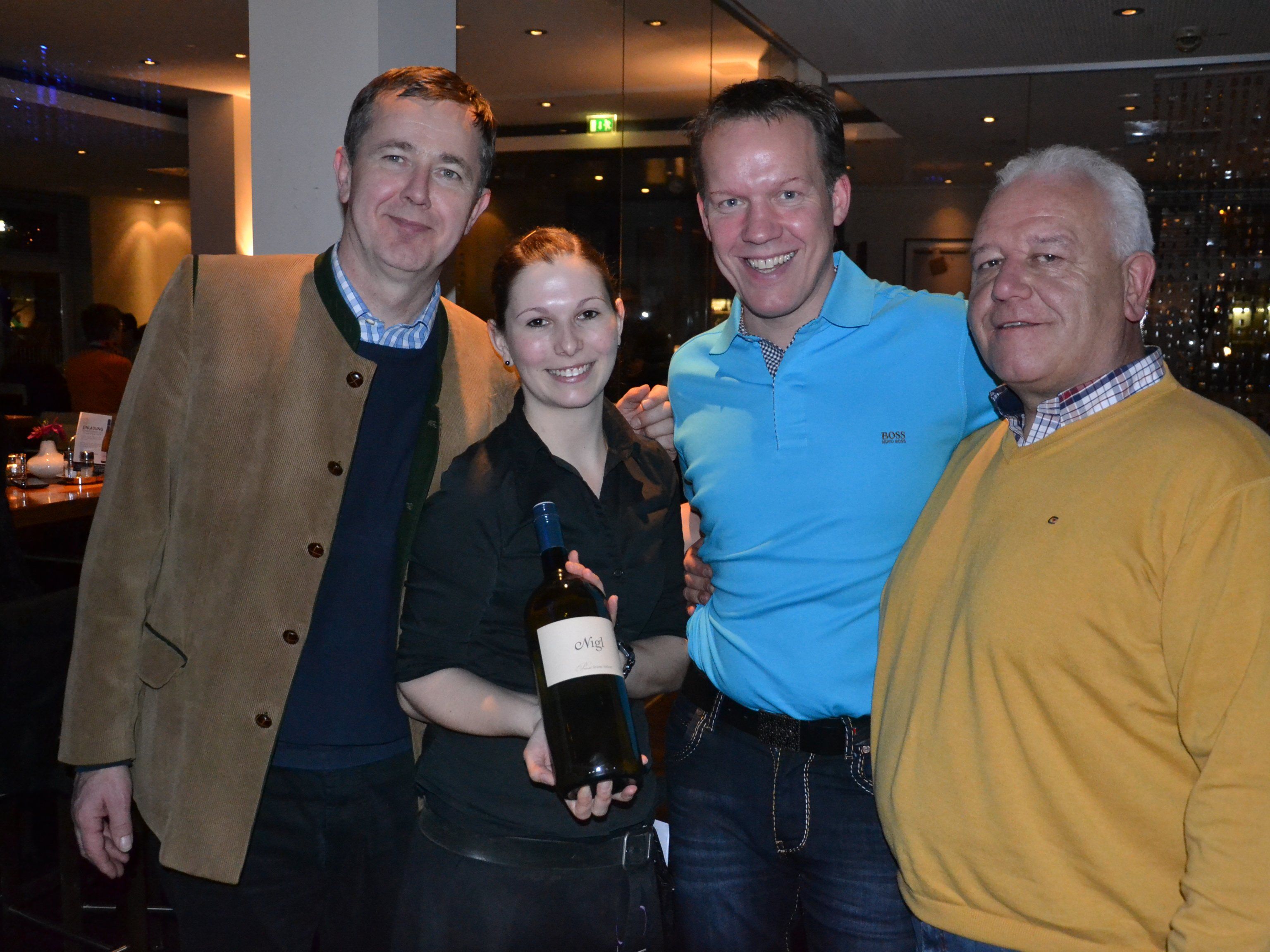 v.l. Weinbauer Martin Nigl, Carolin Moosbrugger, Mitch Baumann (hubers) und Hannes Amann v.l. Weinbauer Martin Nigl, Carolin Moosbrugger, Mitch Baumann (hubers) und Hannes Amann