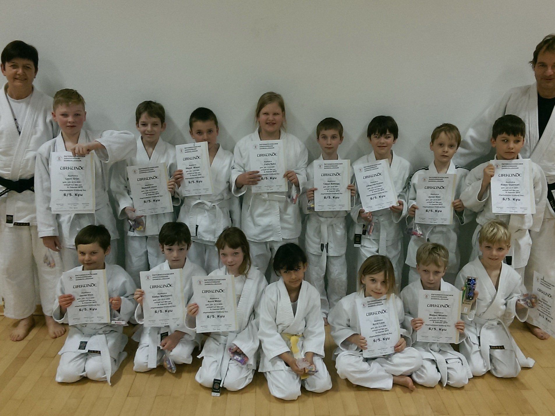 Die neuen glücklichen Besitzer des weiß-gelben Gürtels Die neuen glücklichen Besitzer des weiß-gelben Gürtels