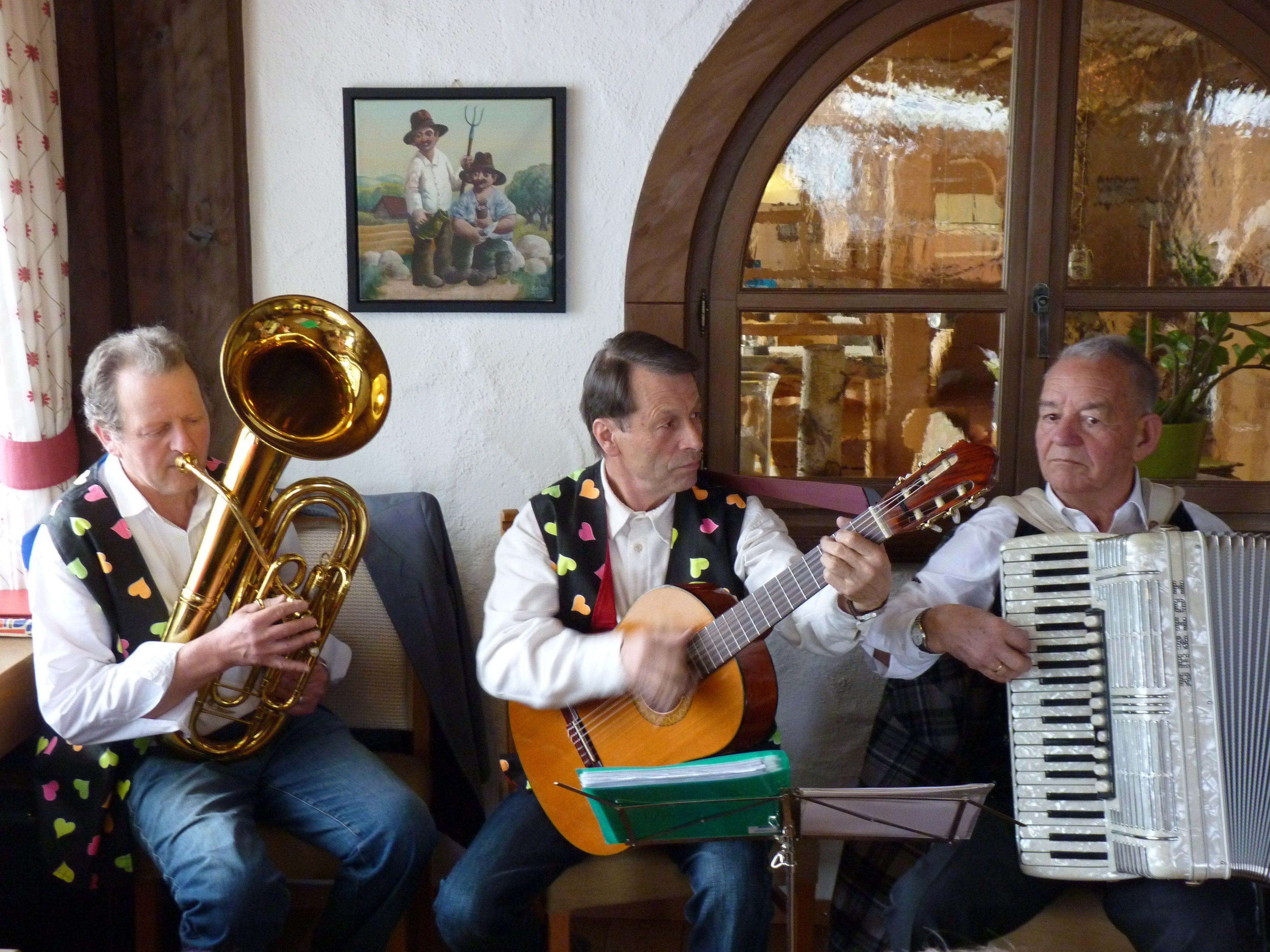 Die Seniorenmusik Hubert, Helmut und Fritz sorgten bei der Faschingsfeier der Bürserberger Senioren für beste Stimmung.