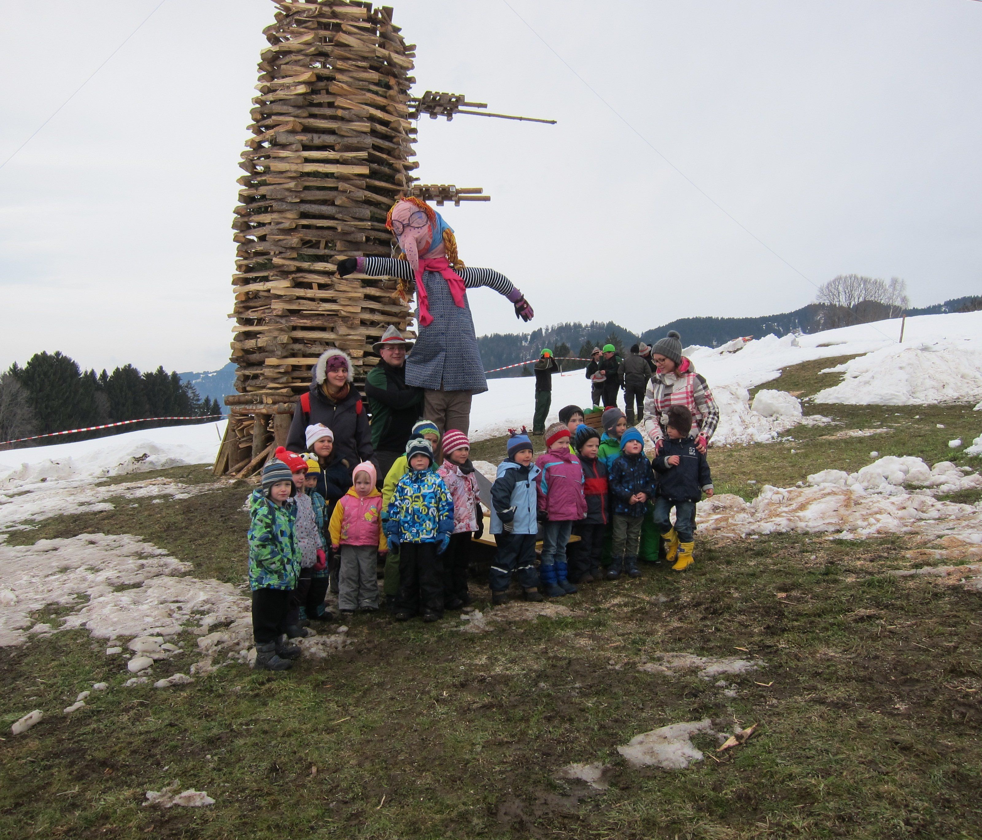 Der Kindergarten Übersaxen mit seiner Hexe "holde Zilli Rübennase" Der Kindergarten Übersaxen mit seiner Hexe "holde Zilli Rübennase"
