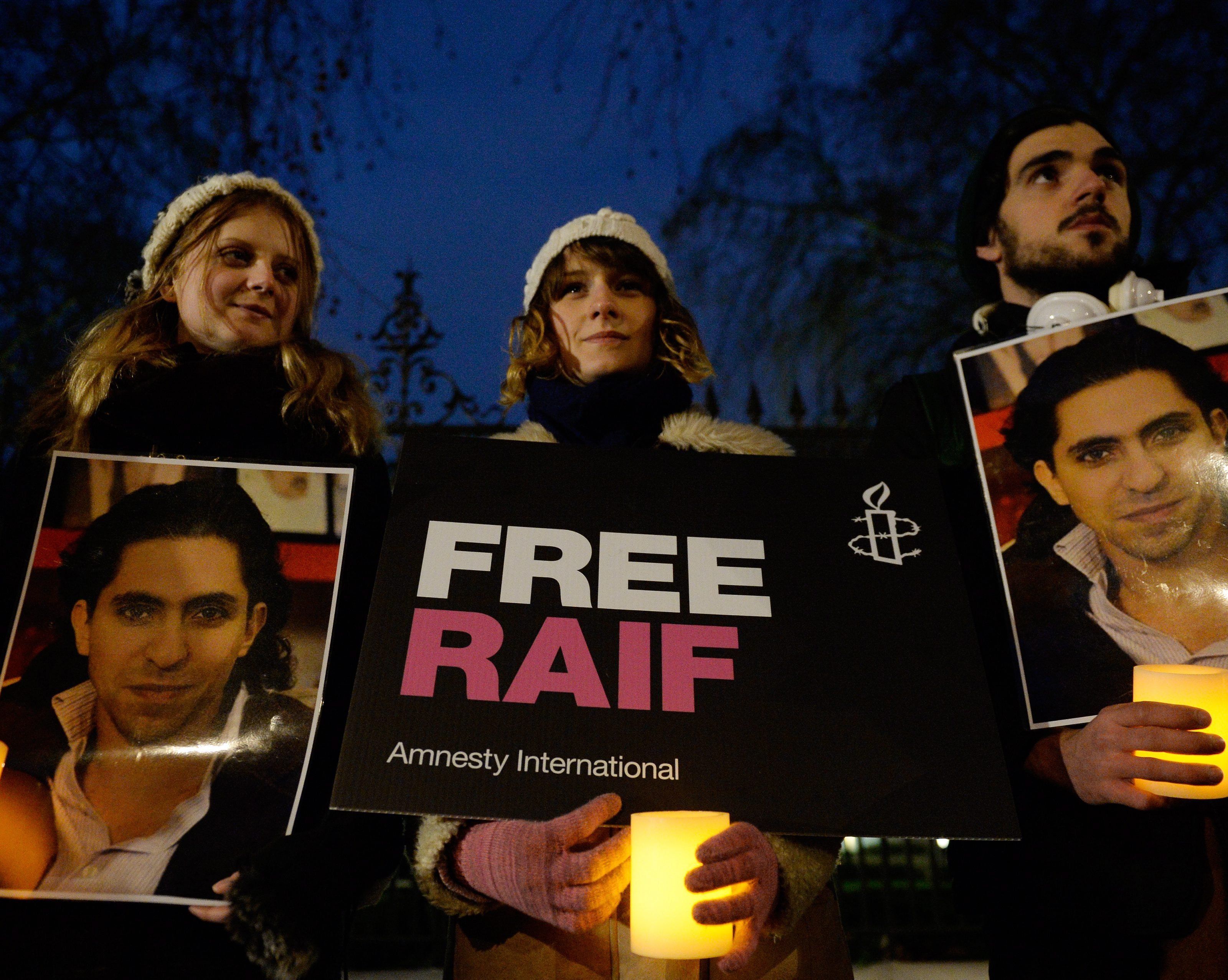 Raif Badawi zu 1000 Stockschlägen verurteilt: Höchstgericht prüft Causa. Raif Badawi zu 1000 Stockschlägen verurteilt: Höchstgericht prüft Causa.