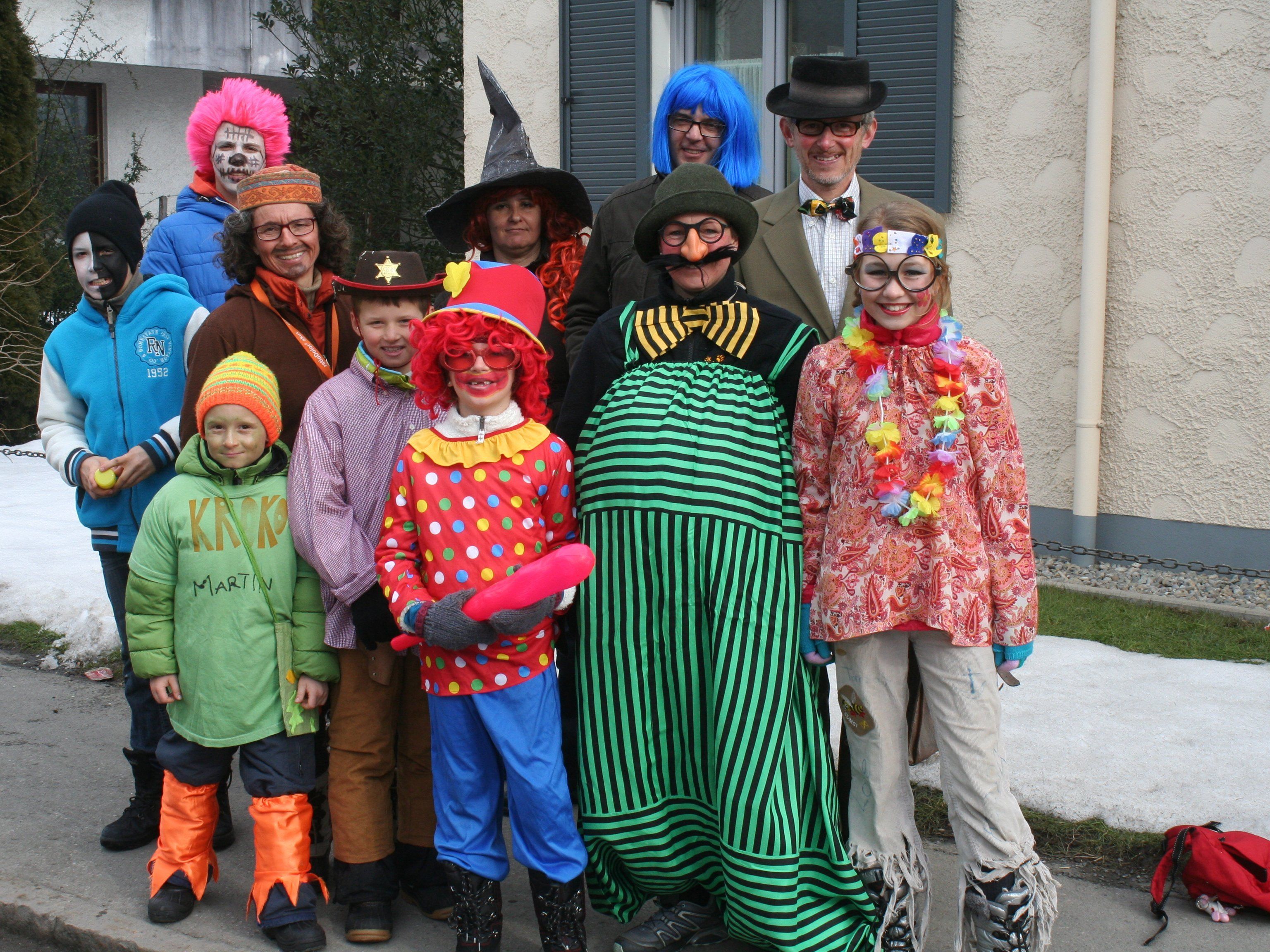 Buntes Faschingstreiben mit Mäschgerle aus dem ganzen Land Buntes Faschingstreiben mit Mäschgerle aus dem ganzen Land