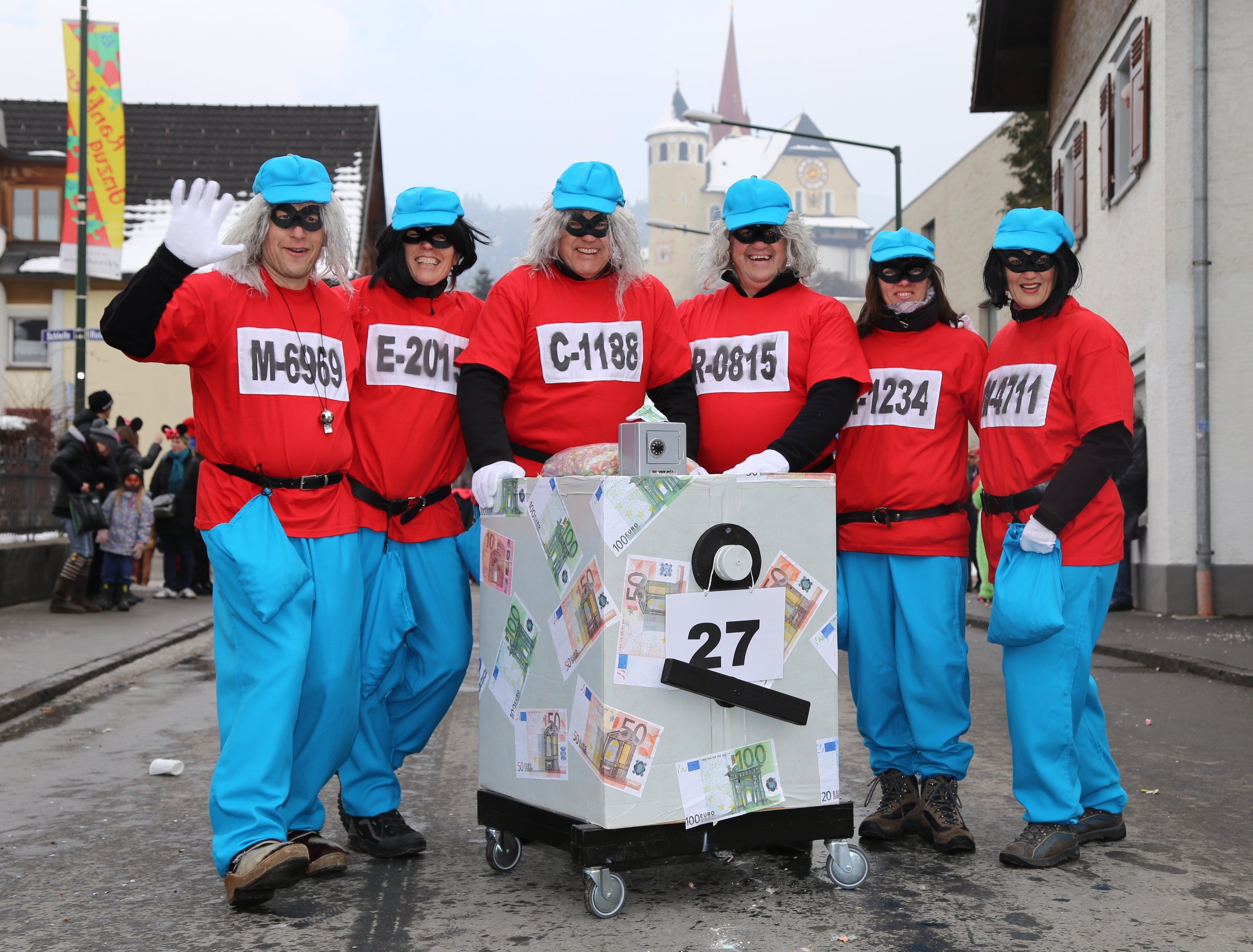 Kreative Mäschgerle unter der Basilika faszinierten die tausende Zaungäste. Kreative Mäschgerle unter der Basilika faszinierten die tausende Zaungäste.