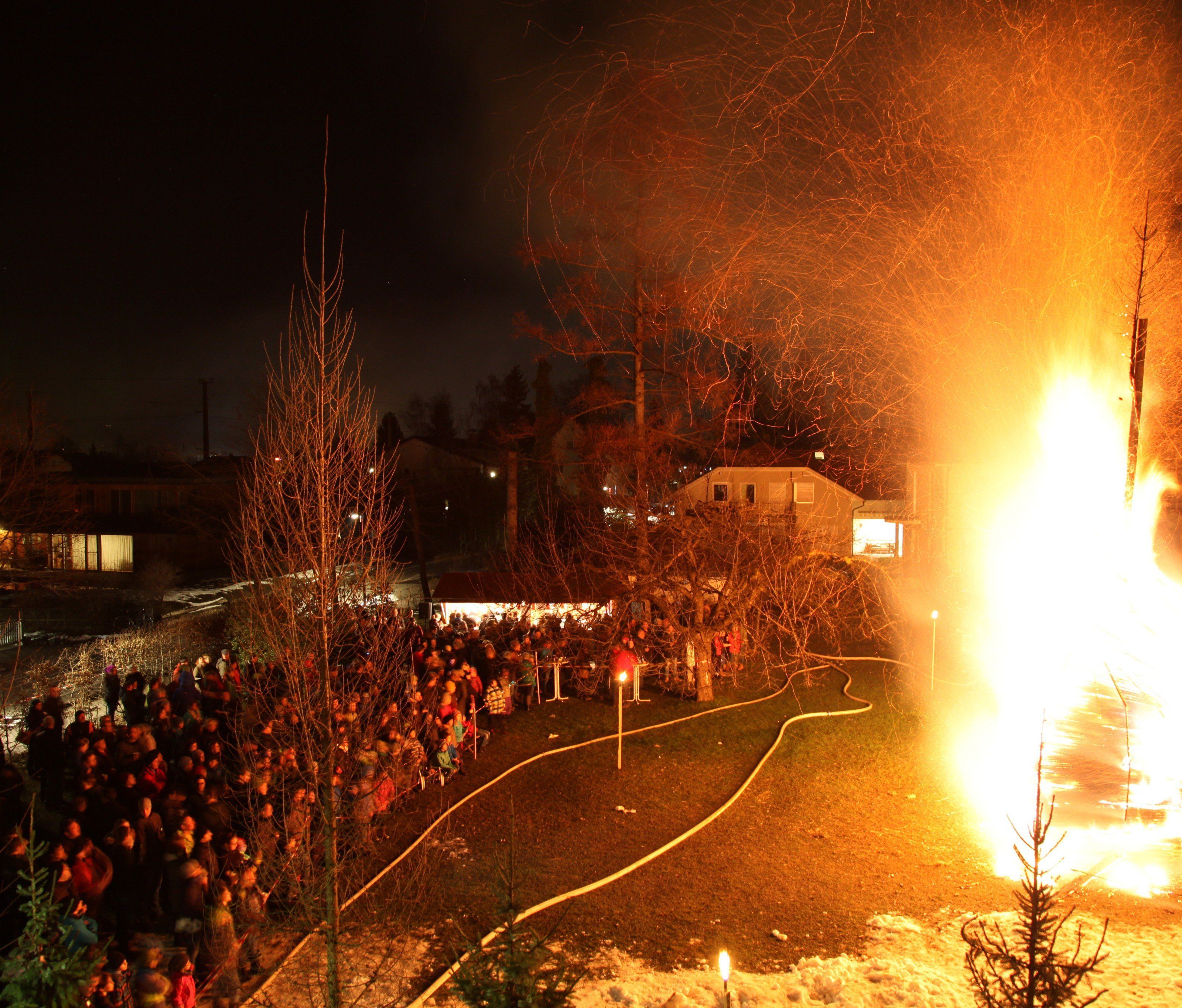 Der Funkenplatz mit Zuschauer Der Funkenplatz mit Zuschauer