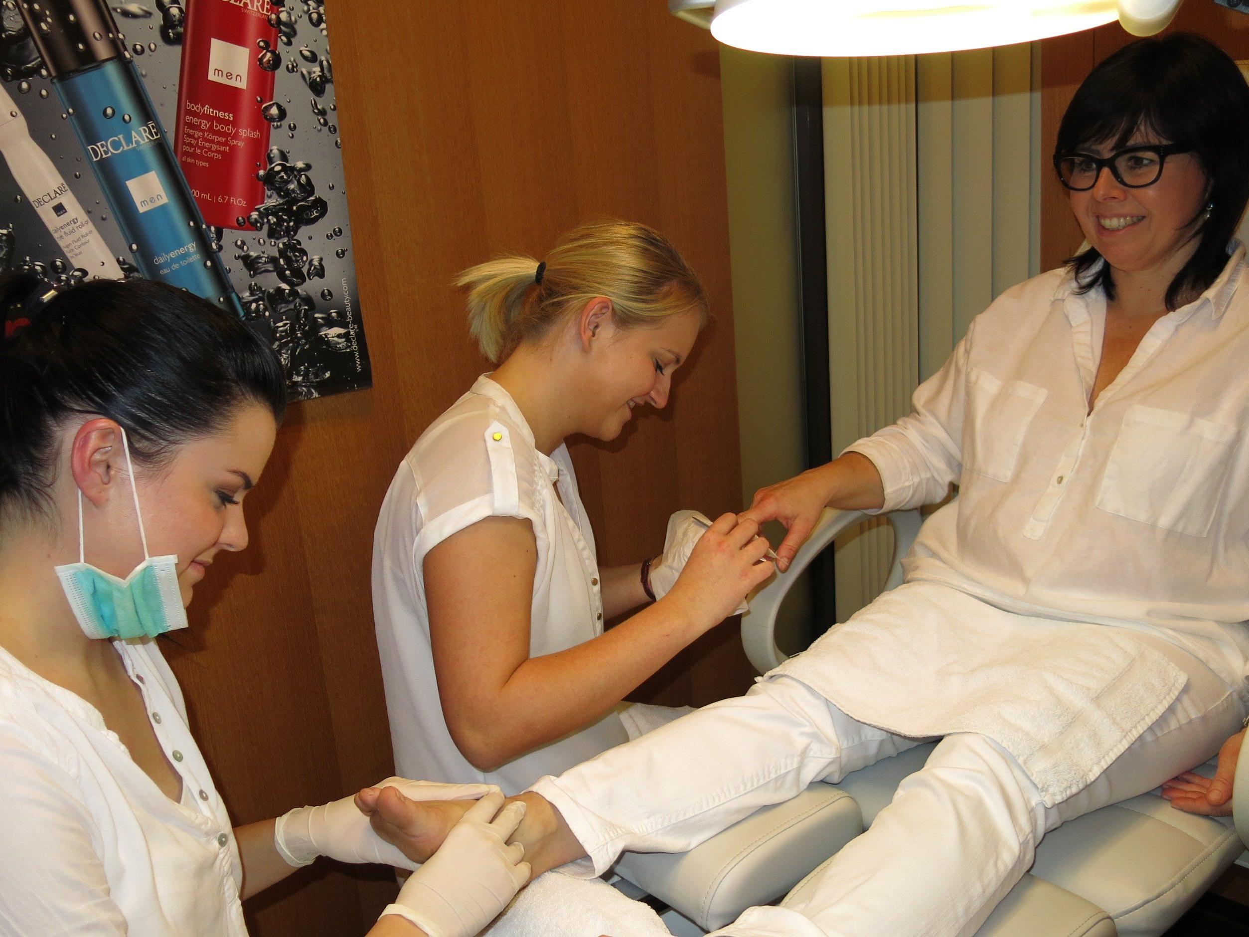 Tolle Berufsaussichten mit der Lehre als Kosmetikerin und Fußpflegerin haben Selina und Lisa.