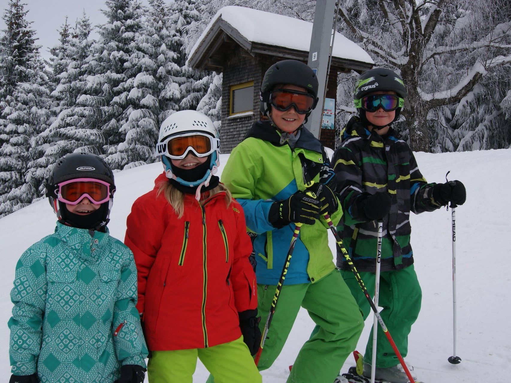Jana, Sophia, Tobias und Daniel freuen sich über den Neuschnee in Übersaxen. Jana, Sophia, Tobias und Daniel freuen sich über den Neuschnee in Übersaxen.