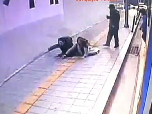 Das Paar wurde fast unverletzt von der Feuerwehr geborgen. Das Paar wurde fast unverletzt von der Feuerwehr geborgen.