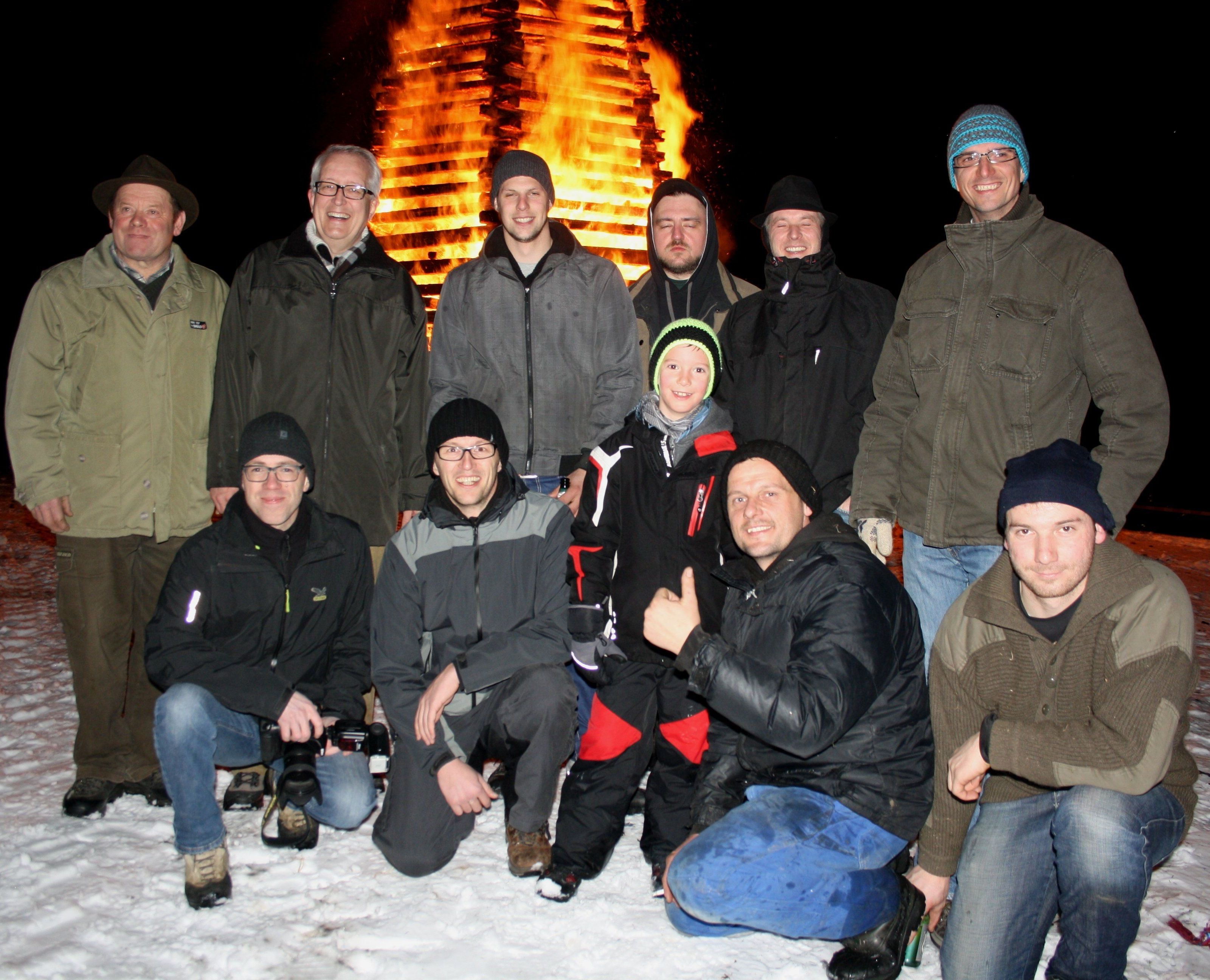 Das Team um Funkenmeister Alexander Felder sorgte am „Berg“ für ein prachtvolles Funkenerlebnis. Mit im Bild Bürgermeister Michael Simma.