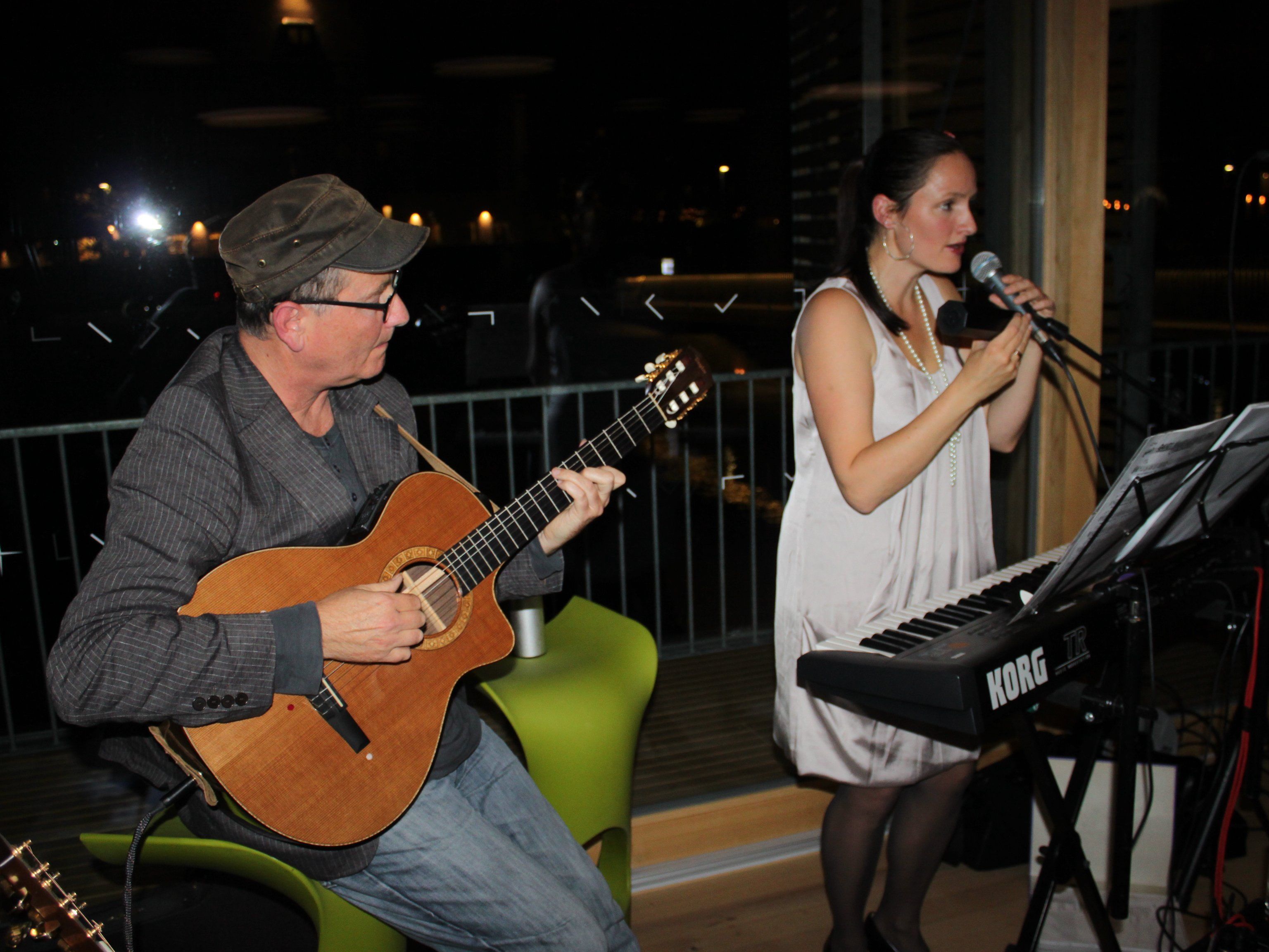 Aja und Toni Eberle laden zu „Jazz am See“ auf dem Badehaus am Lochauer Kaiserstrand. Aja und Toni Eberle laden zu „Jazz am See“ auf dem Badehaus am Lochauer Kaiserstrand.