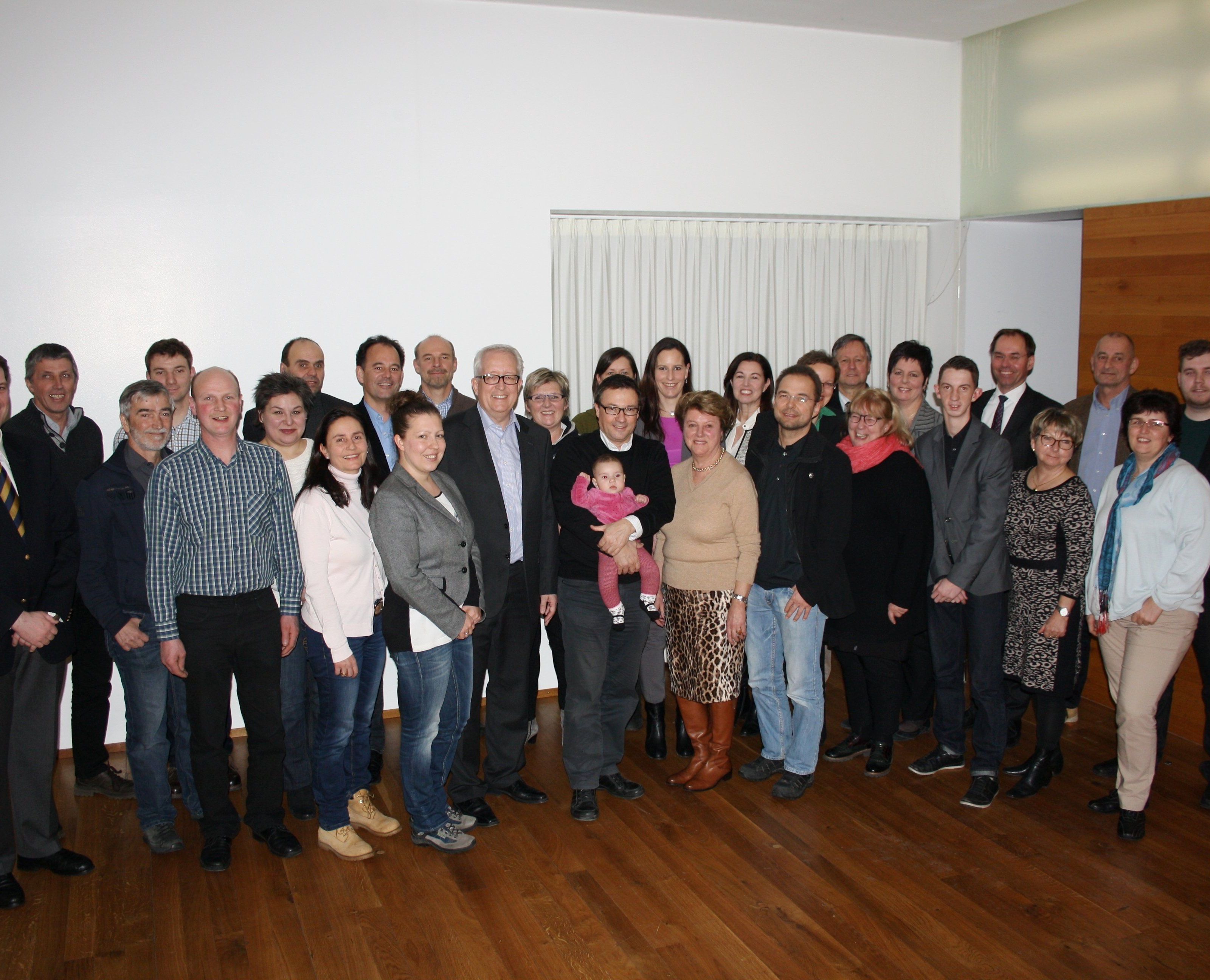 "Das Team für Lochau – Volkspartei und Parteifreie“ – diese Kandidatinnen und Kandidaten stehen für Vertrauen und Kompetenz, für eine sichere Zukunft und ein lebenswertes Lochau. "Das Team für Lochau – Volkspartei und Parteifreie“ – diese Kandidatinnen und Kandidaten stehen für Vertrauen und Kompetenz, für eine sichere Zukunft und ein lebenswertes Lochau.