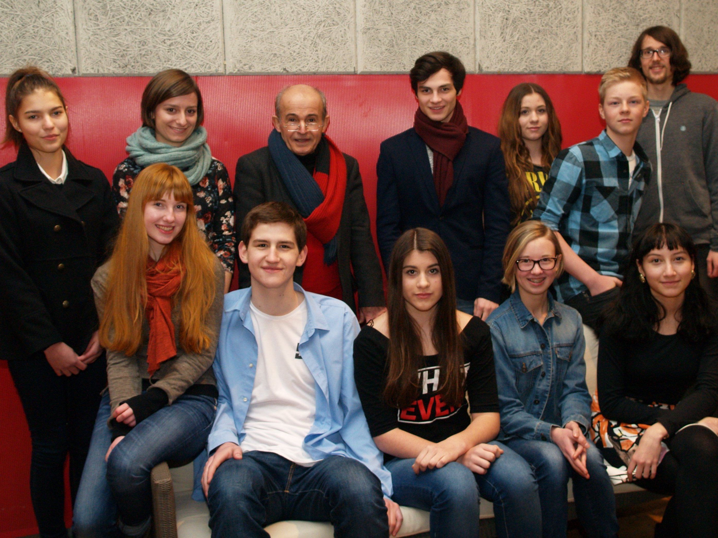 Habib Samadzadeh mit einigen Teilnehmern beim RedensArt Workshop im Alten Kino. Habib Samadzadeh mit einigen Teilnehmern beim RedensArt Workshop im Alten Kino.