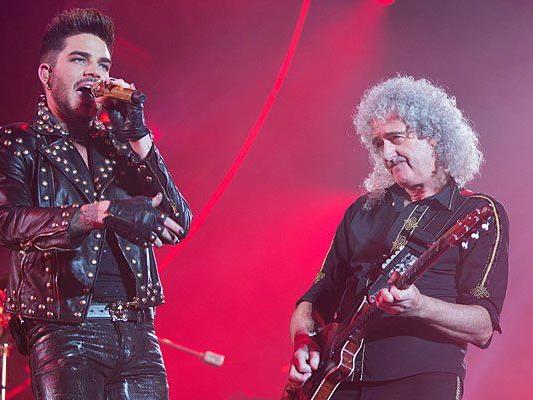 Brian May (R) und Adam Lambert von Queen beim Konzert in Wien