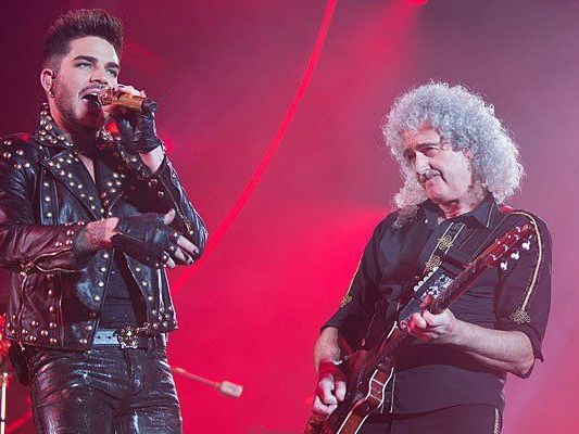 Brian May (R) und Adam Lambert von Queen beim Konzert in Wien