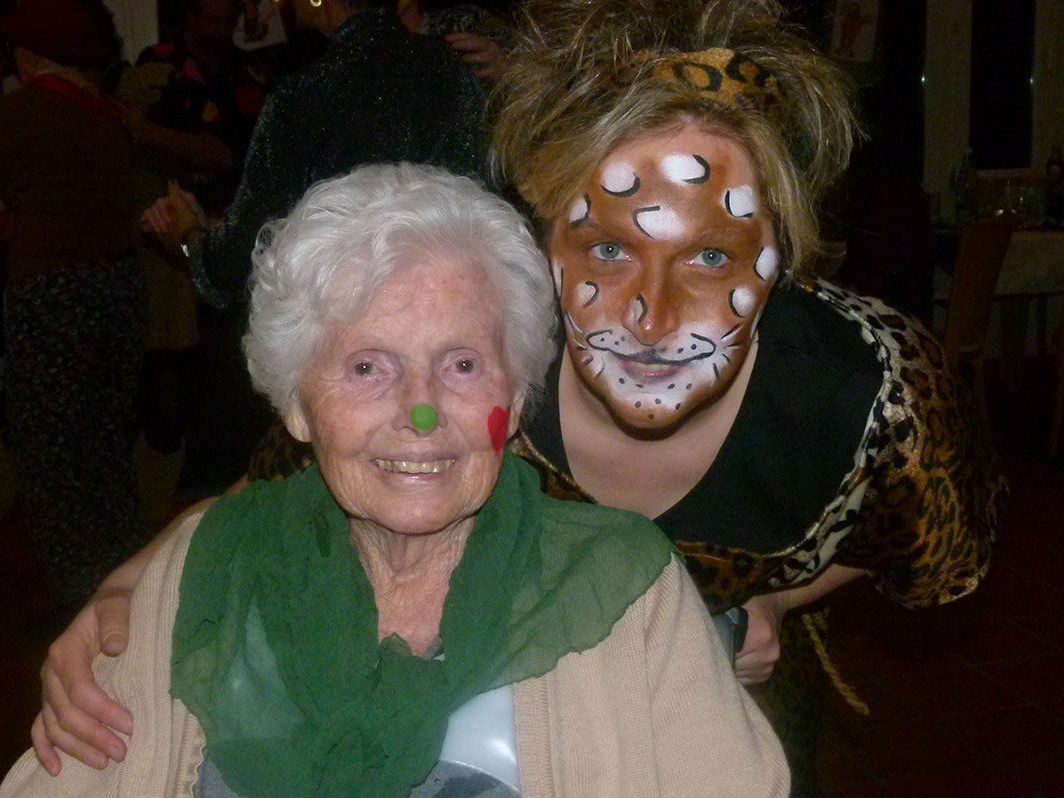Die Bewohnerin Frau Lercher und die SeneCura-Mitarbeiterin Uli Fink feierten gemeinsam beim Faschingsball in der SeneCura Parkresidenz Dornbirn. Die Bewohnerin Frau Lercher und die SeneCura-Mitarbeiterin Uli Fink feierten gemeinsam beim Faschingsball in der SeneCura Parkresidenz Dornbirn.