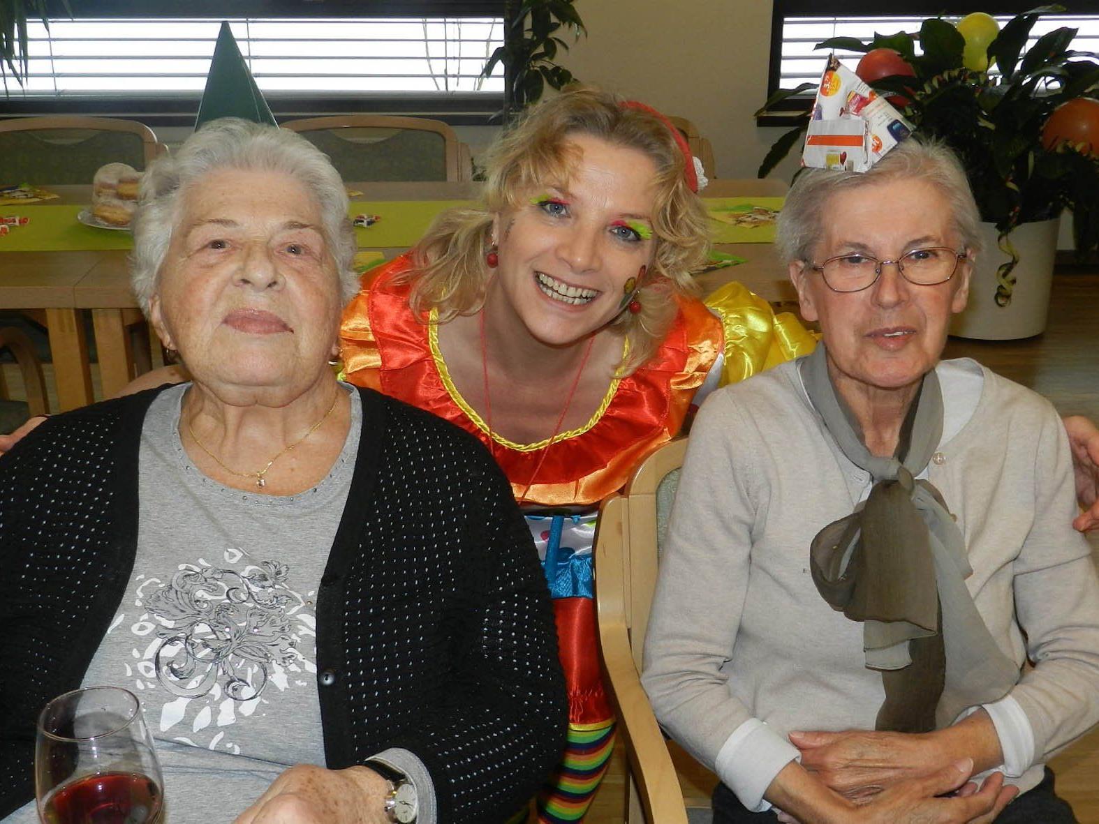 „Jöri – Jöri“ - Pflegehelferin Elena Heim freut sich gemeinsam mit den Bewohnerinnen Elisabeth Stotz und Maria Espen über die gelungene Faschingsfeier.
