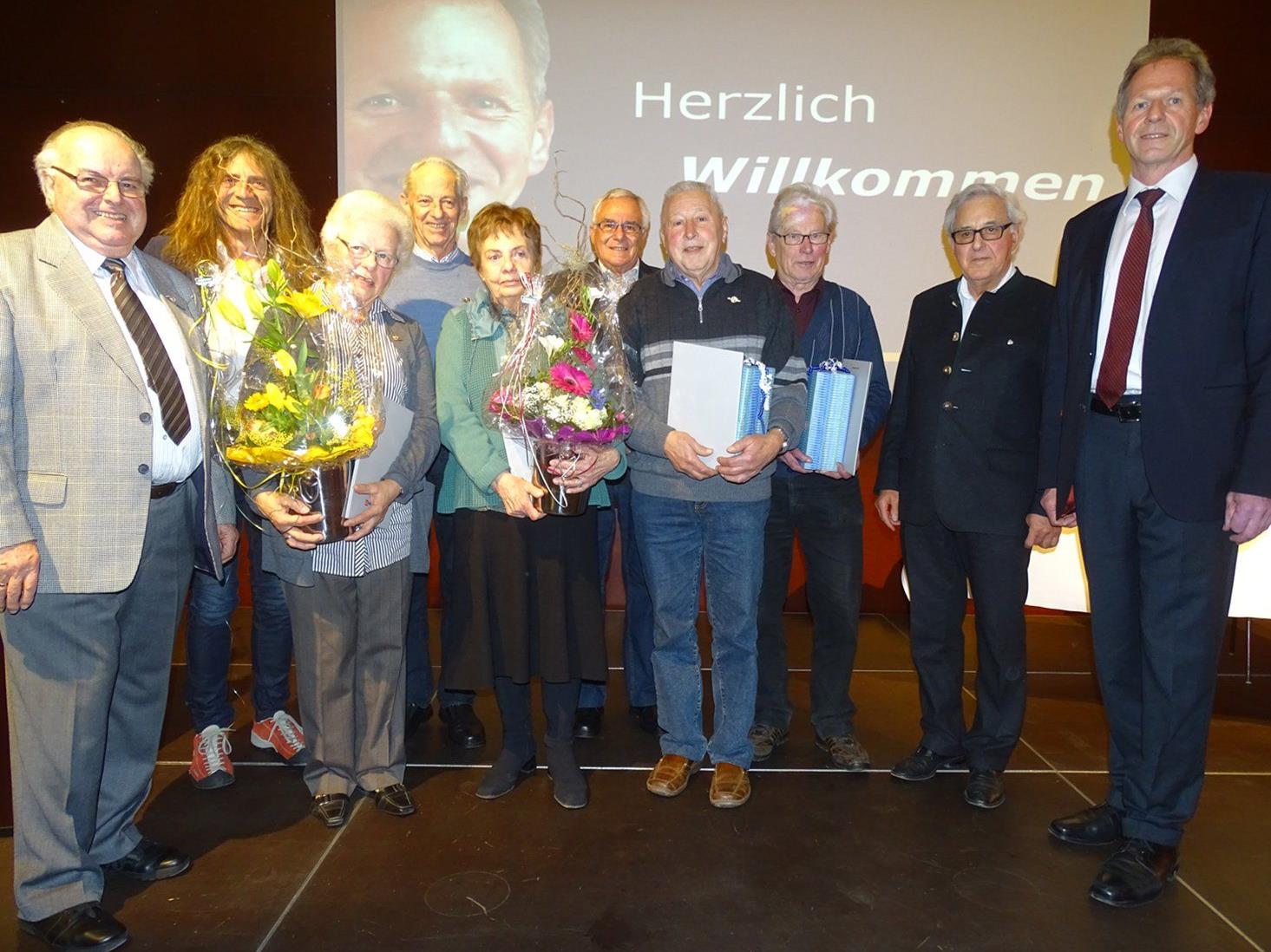 Richard Amann, Gottfried Feurstein (v.l.) und StR,. Bernhard Amann (2.v.l.) gratulierten des Geehrten.