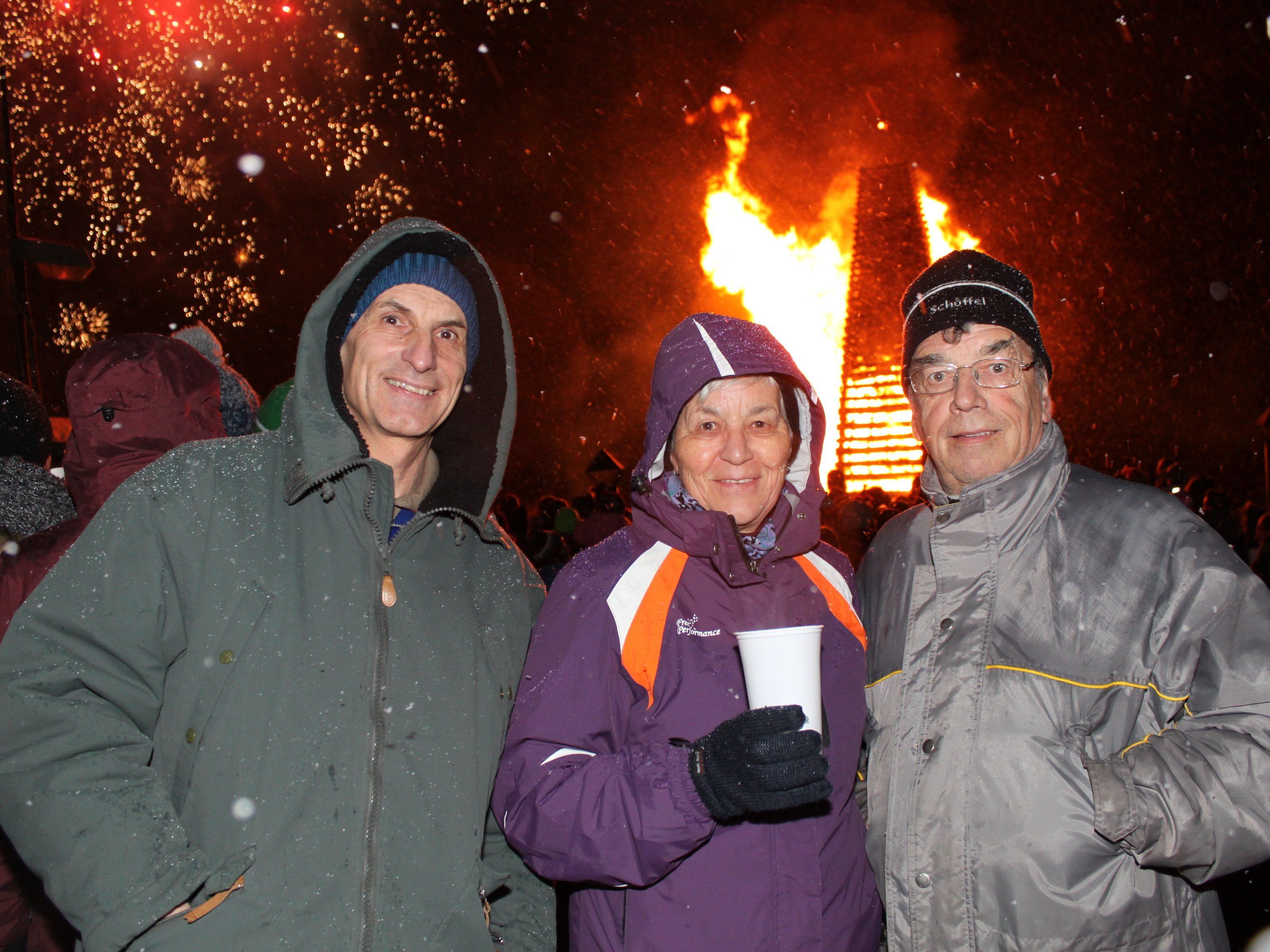 Das spektakuläre Funkenabbrennen mit dem großen Feuerwerk danach begeisterte zahlreiche Schaulustige. So auch Severin, Waltraud und Anton. Das spektakuläre Funkenabbrennen mit dem großen Feuerwerk danach begeisterte zahlreiche Schaulustige. So auch Severin, Waltraud und Anton.