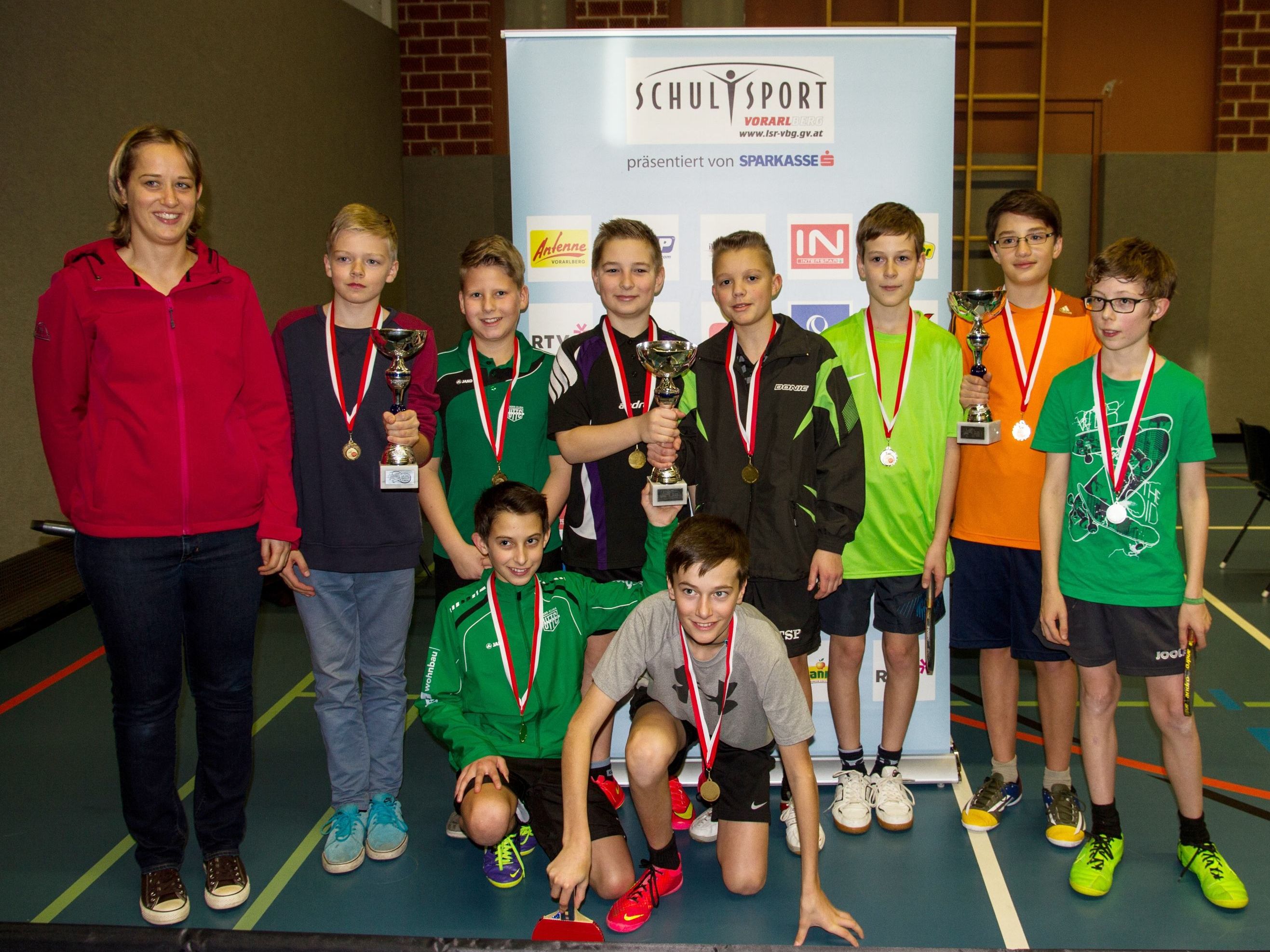 Die drei erstplatzierten Schulteams mit der Landesreferentin Sarah Kainz. Die drei erstplatzierten Schulteams mit der Landesreferentin Sarah Kainz.